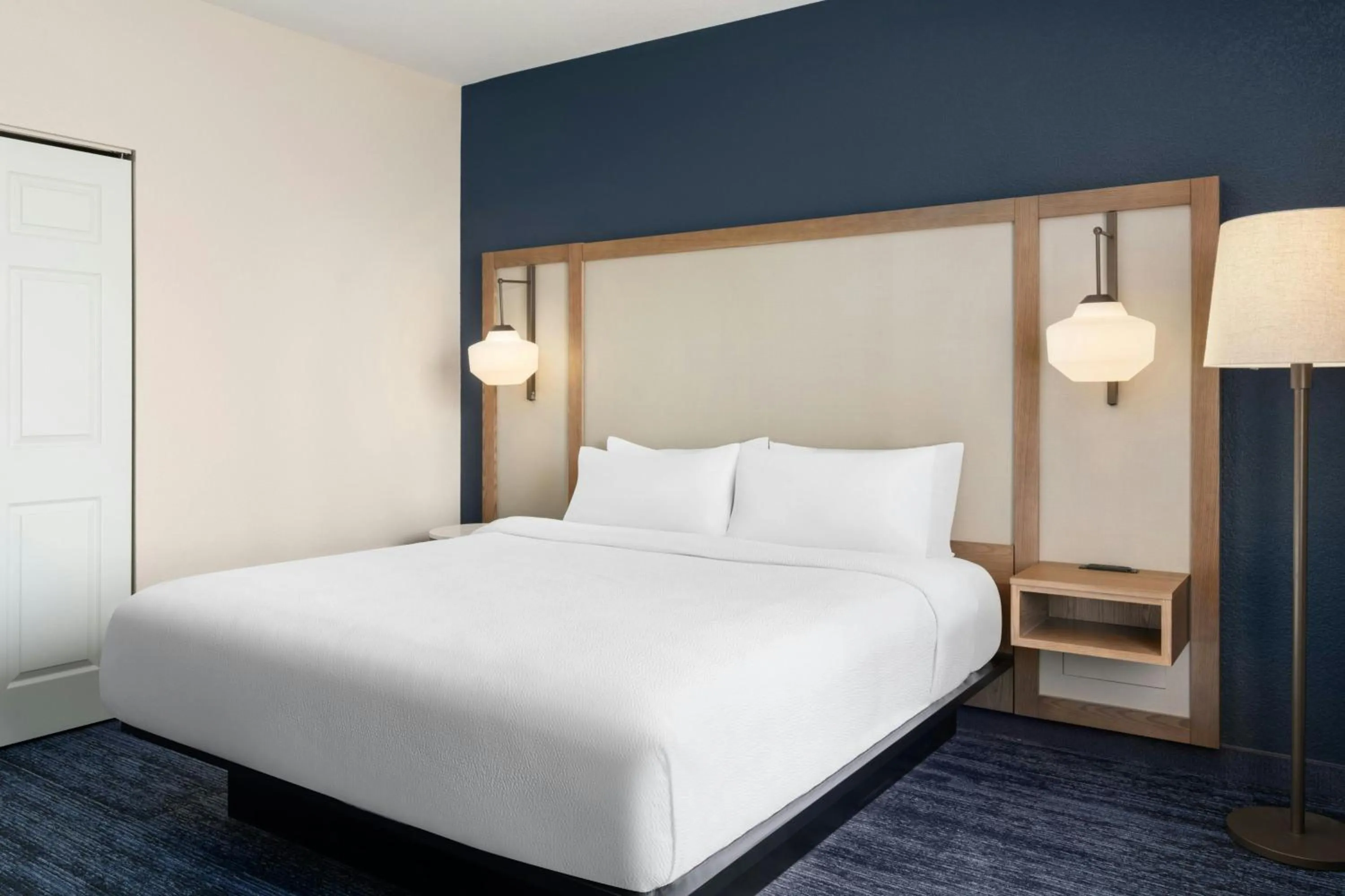 Photo of the whole room, Bed in Fairfield Inn and Suites Sacramento Airport Natomas