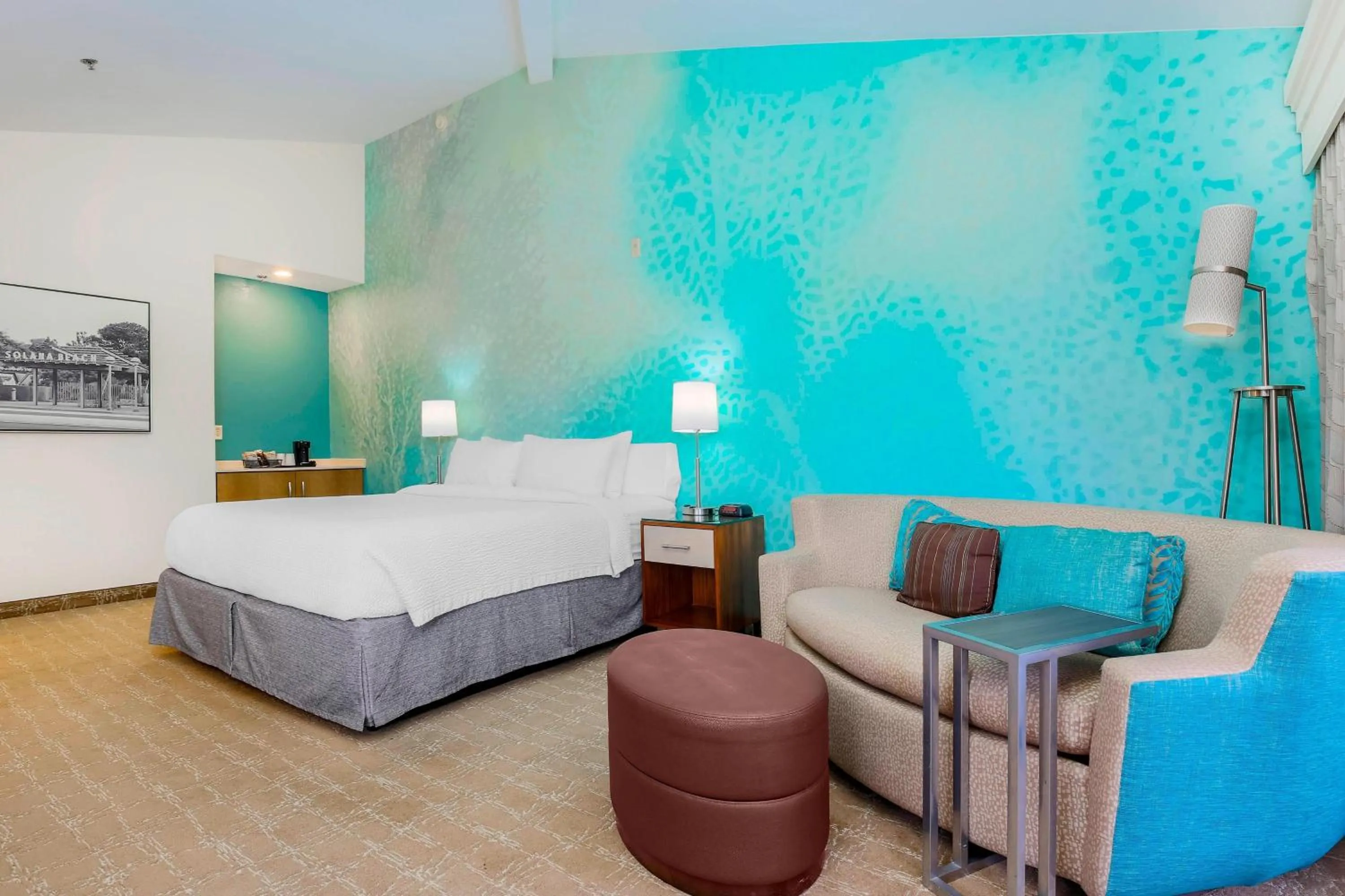 Photo of the whole room, Bed in Courtyard by Marriott San Diego Del Mar/Solana Beach