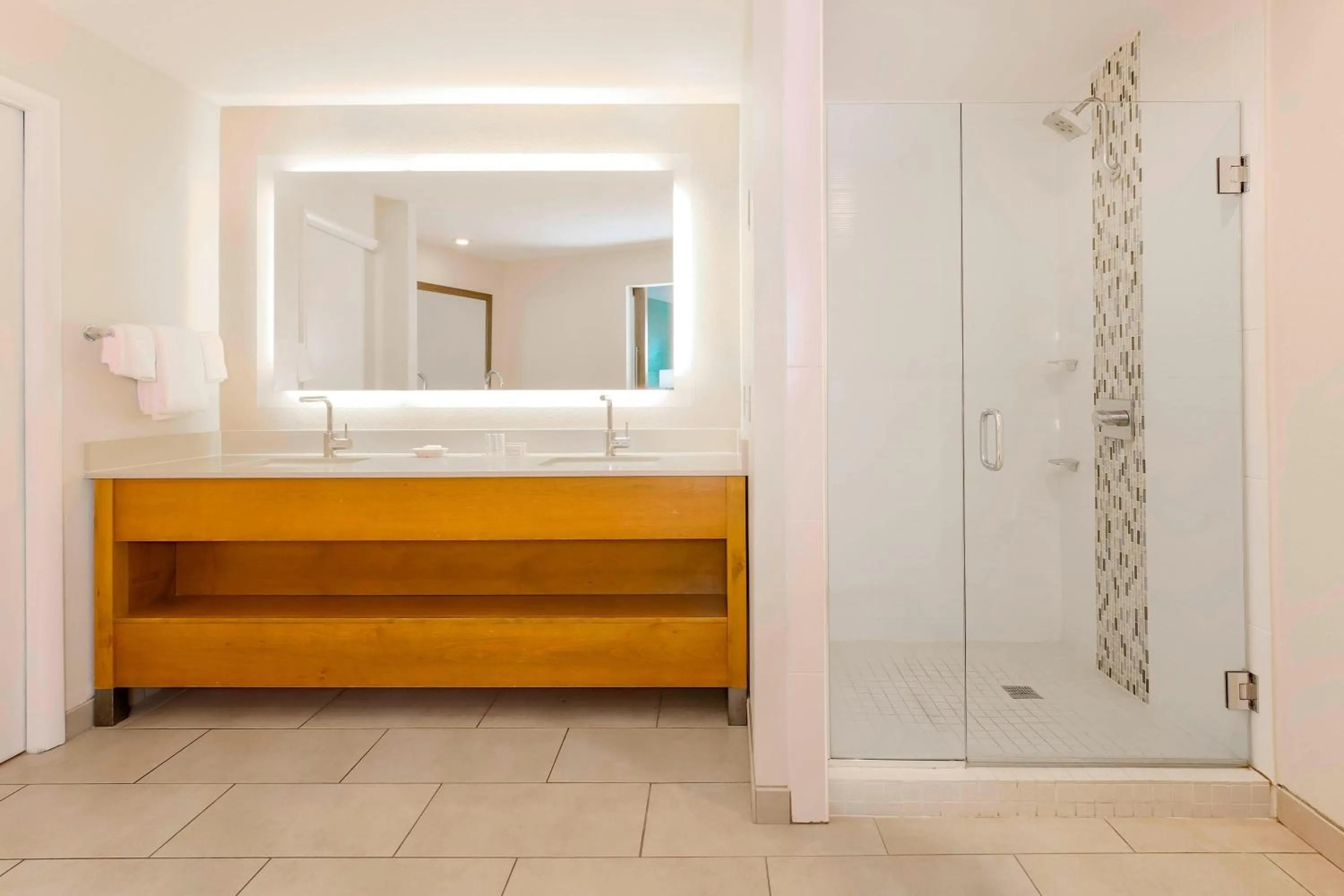 Bathroom, Bed in Courtyard by Marriott San Diego Del Mar/Solana Beach