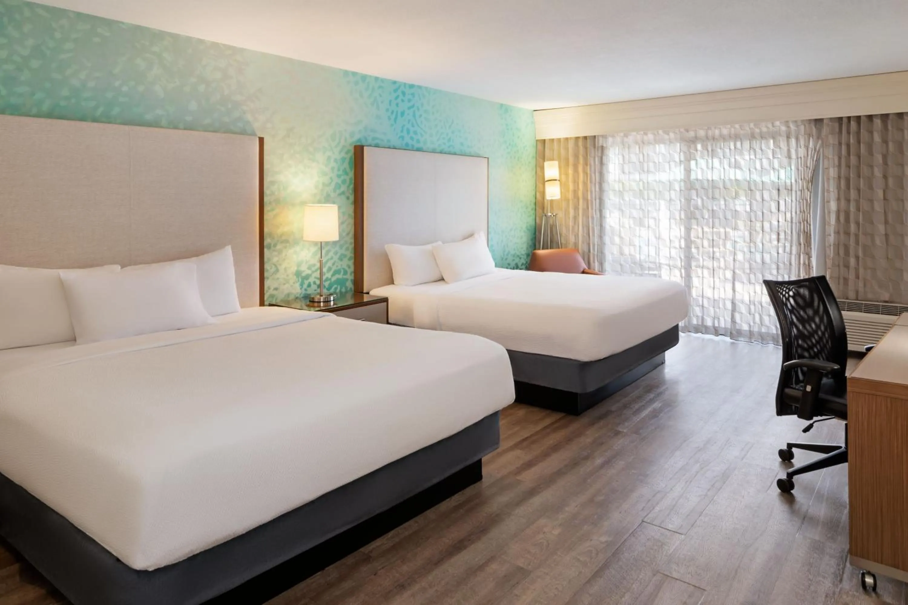 Photo of the whole room, Bed in Courtyard by Marriott San Diego Del Mar/Solana Beach