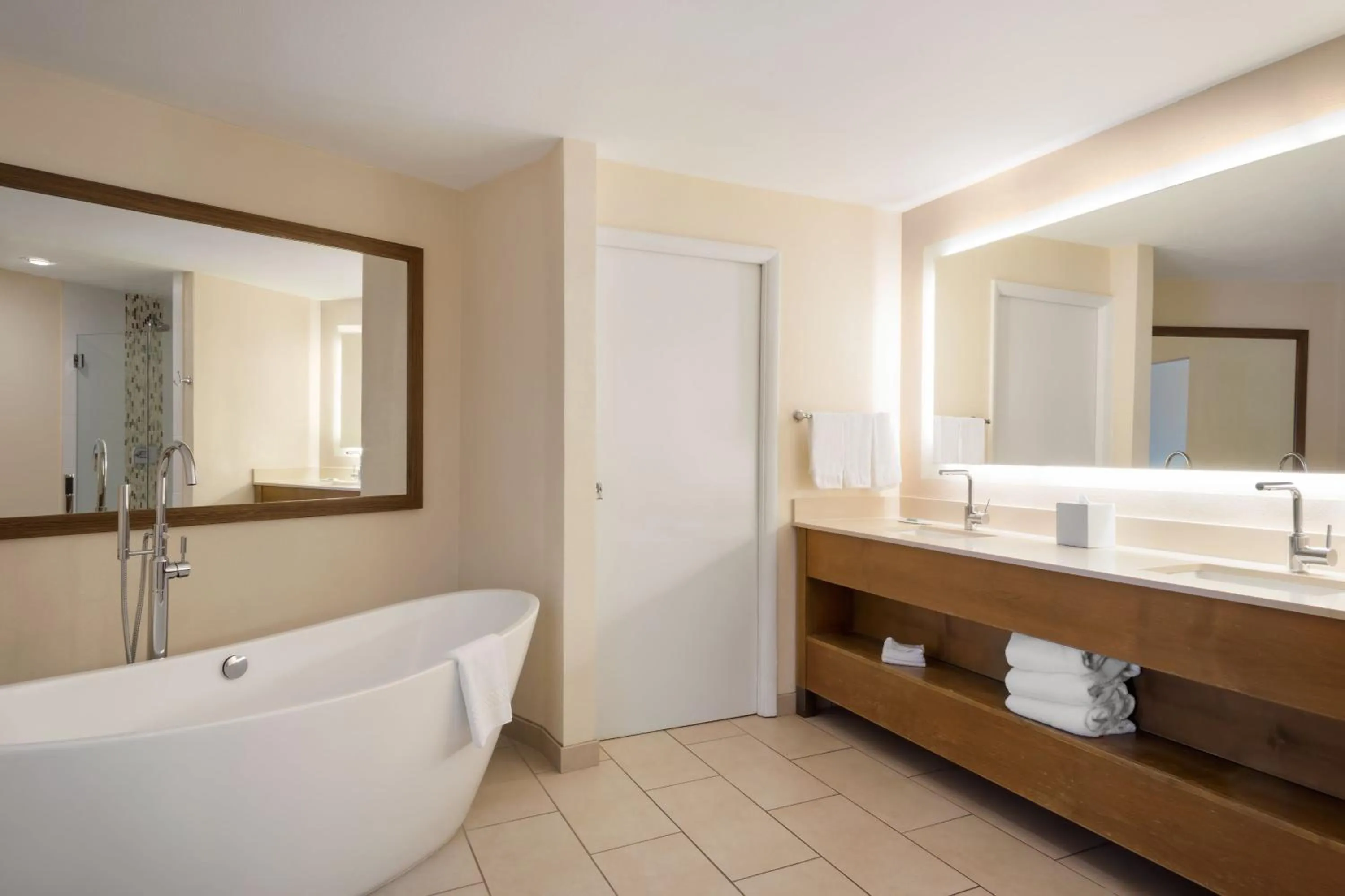 Bathroom in Courtyard by Marriott San Diego Del Mar/Solana Beach