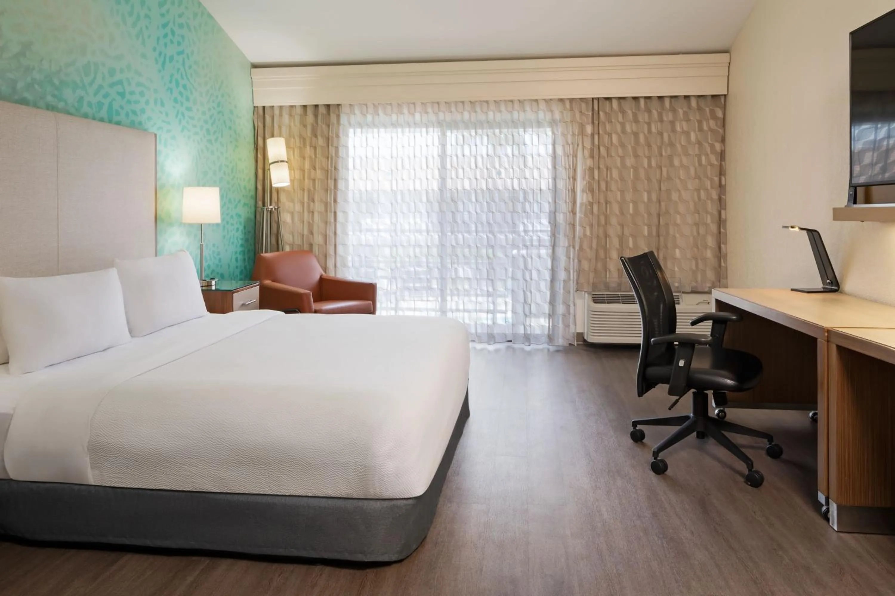 Photo of the whole room, Bed in Courtyard by Marriott San Diego Del Mar/Solana Beach