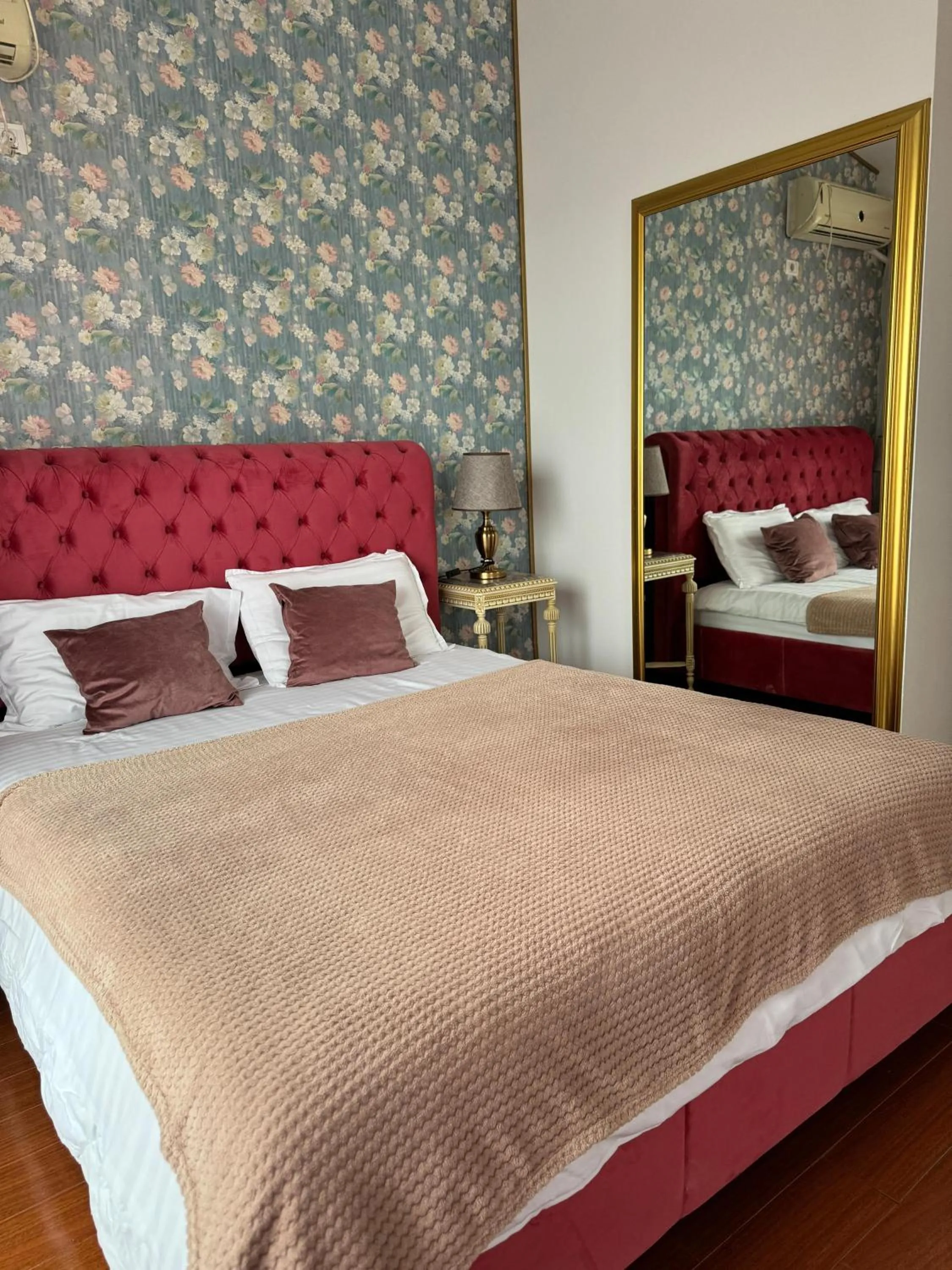 Bed in Phoenicia Suites Baneasa