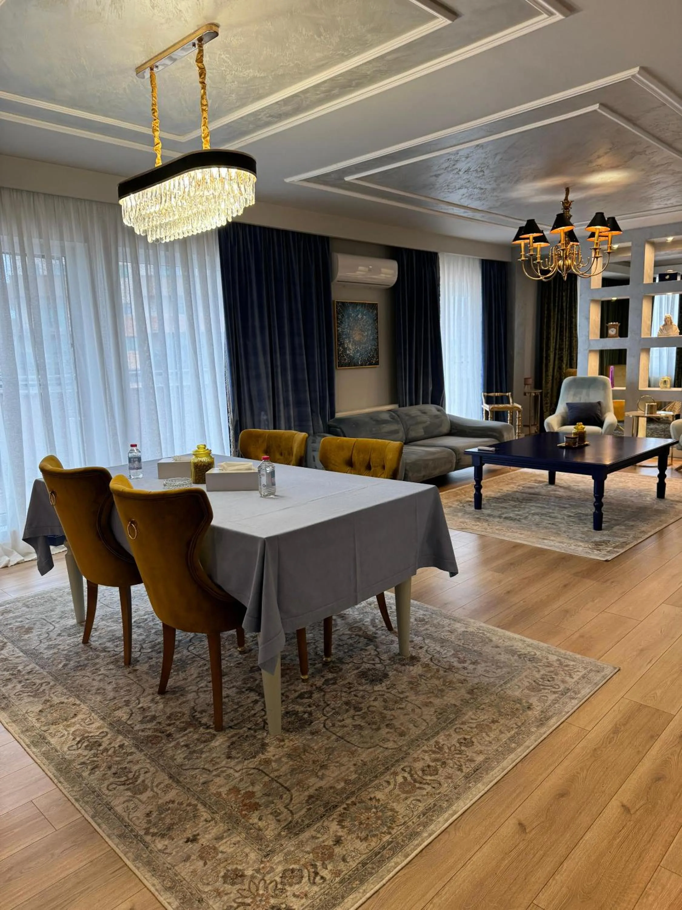 Seating area in Phoenicia Suites Baneasa