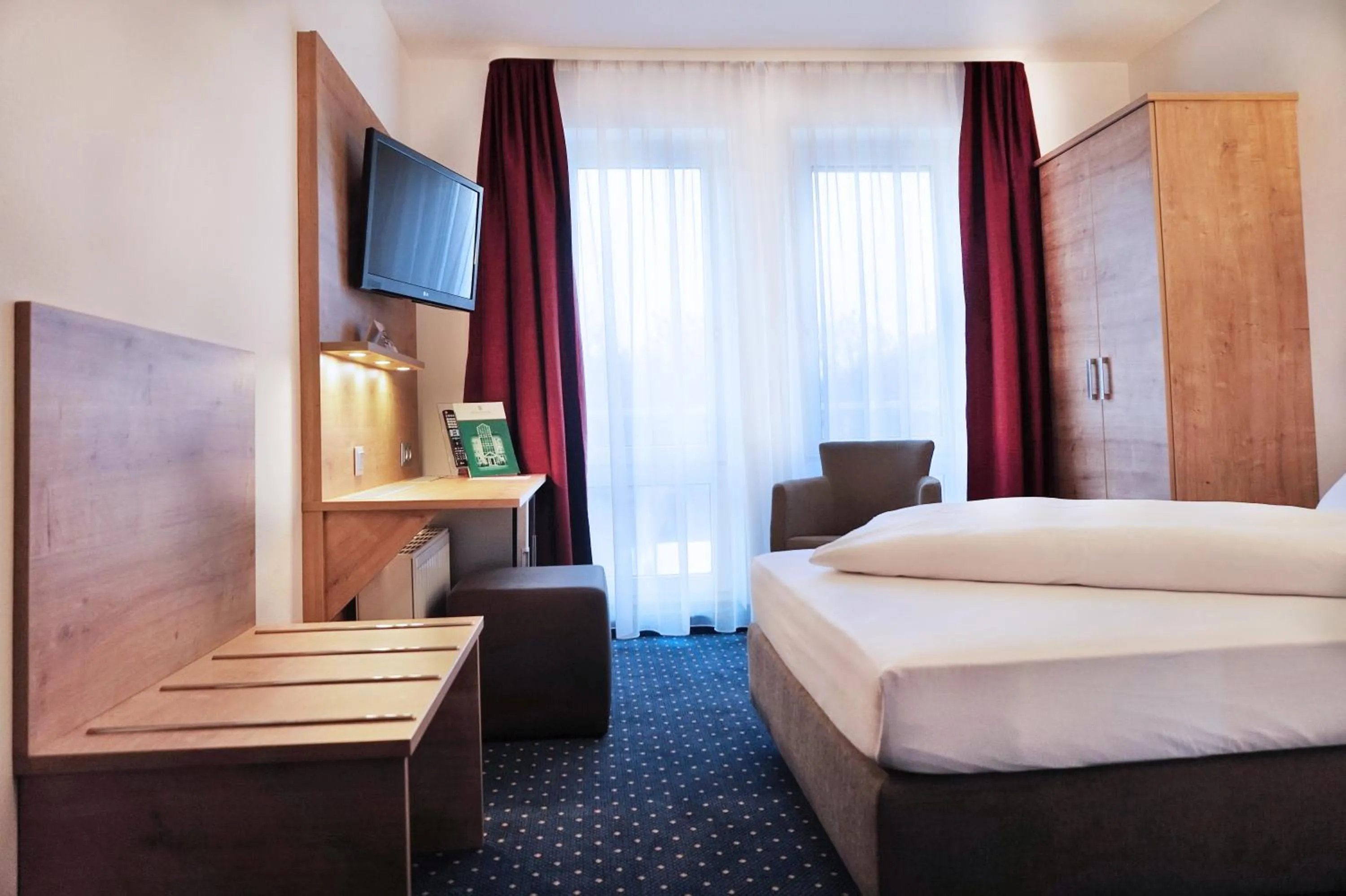 Bedroom, Bed in Hotel Poinger Hof