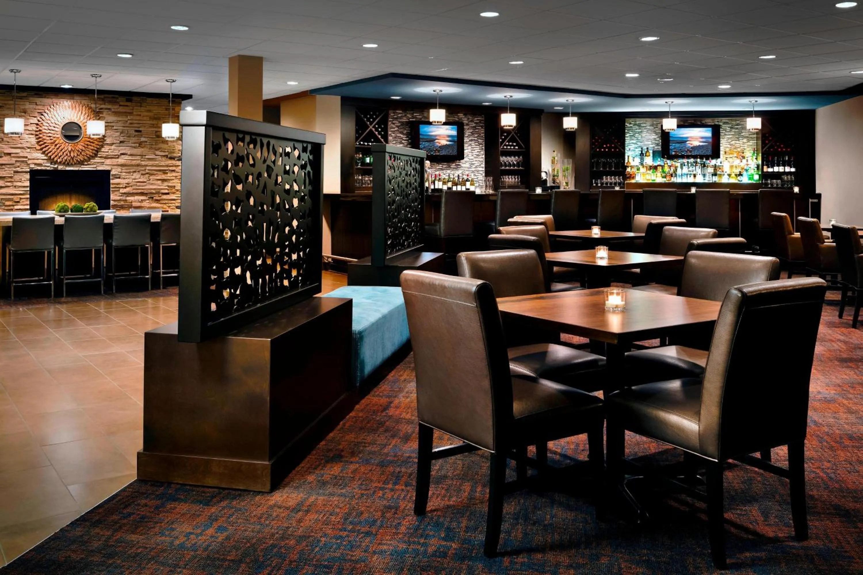 Lounge or bar in Delta Hotels by Marriott Sault Ste. Marie Waterfront