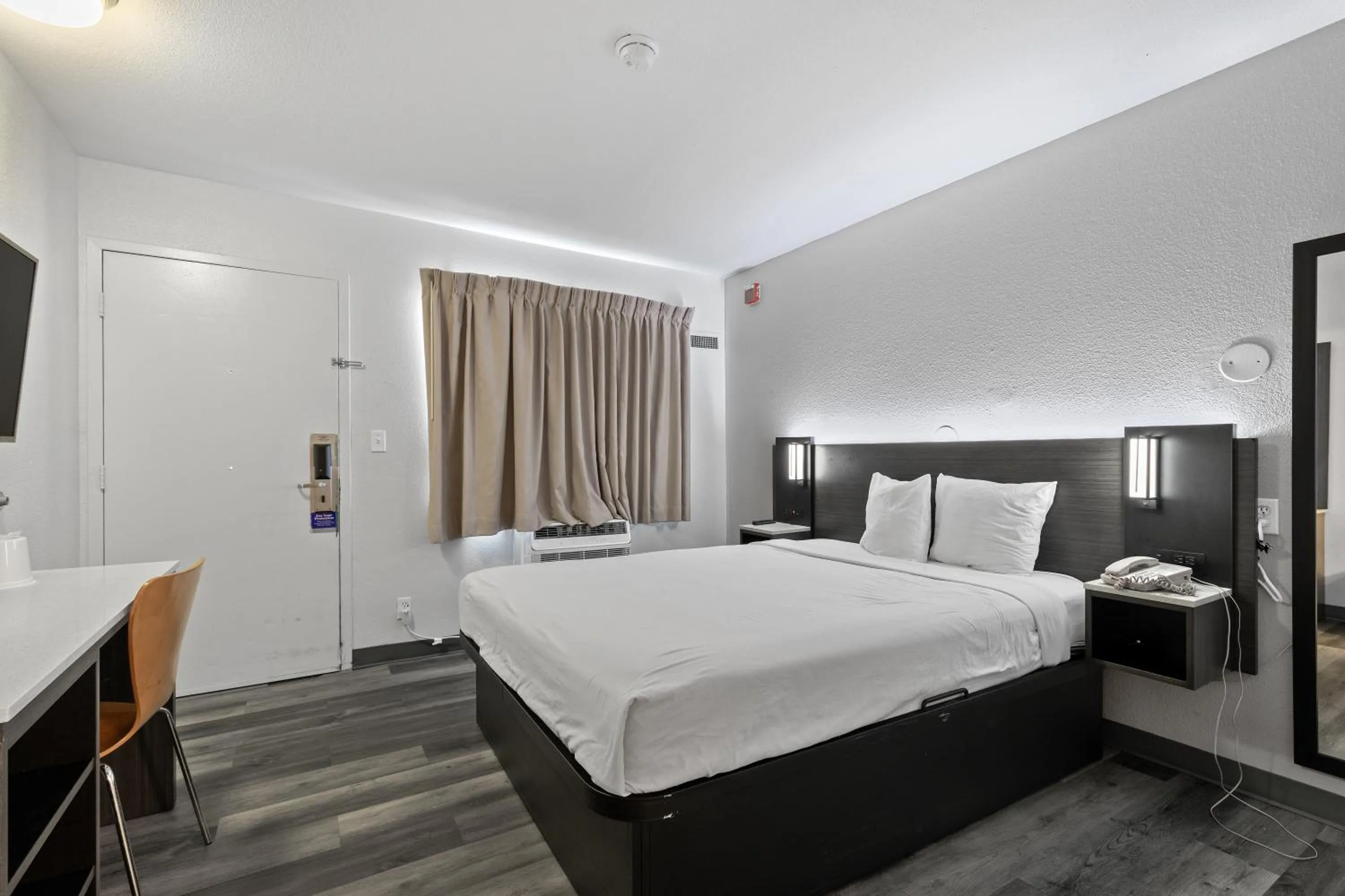 Bedroom, Bed in Motel 6-Oceanside, CA