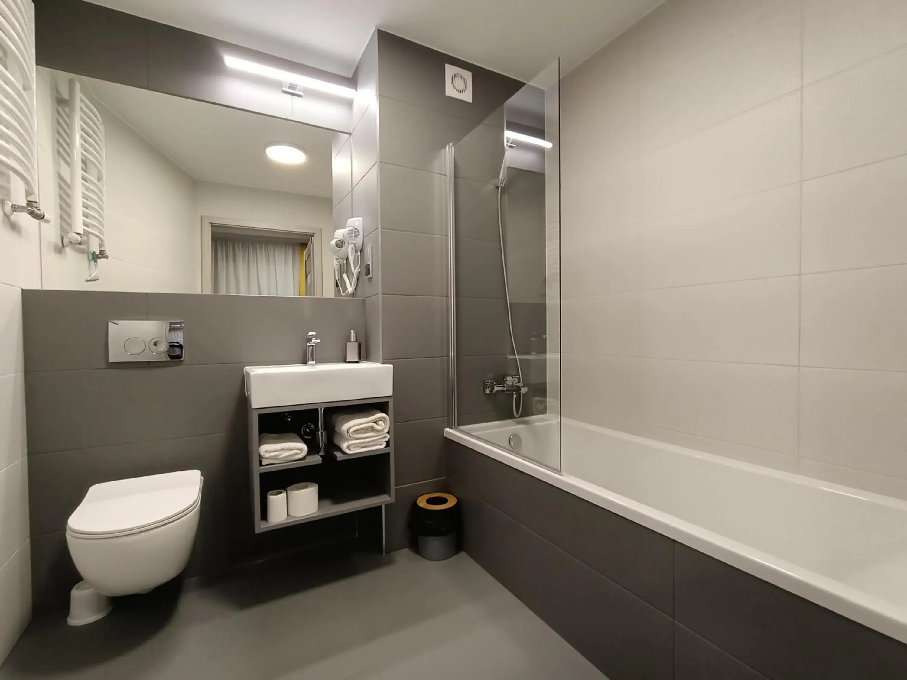 Deluxe Double Room with Bath in Hotel Pomorski Deluxe Double Room with Bath in Hotel Pomorski