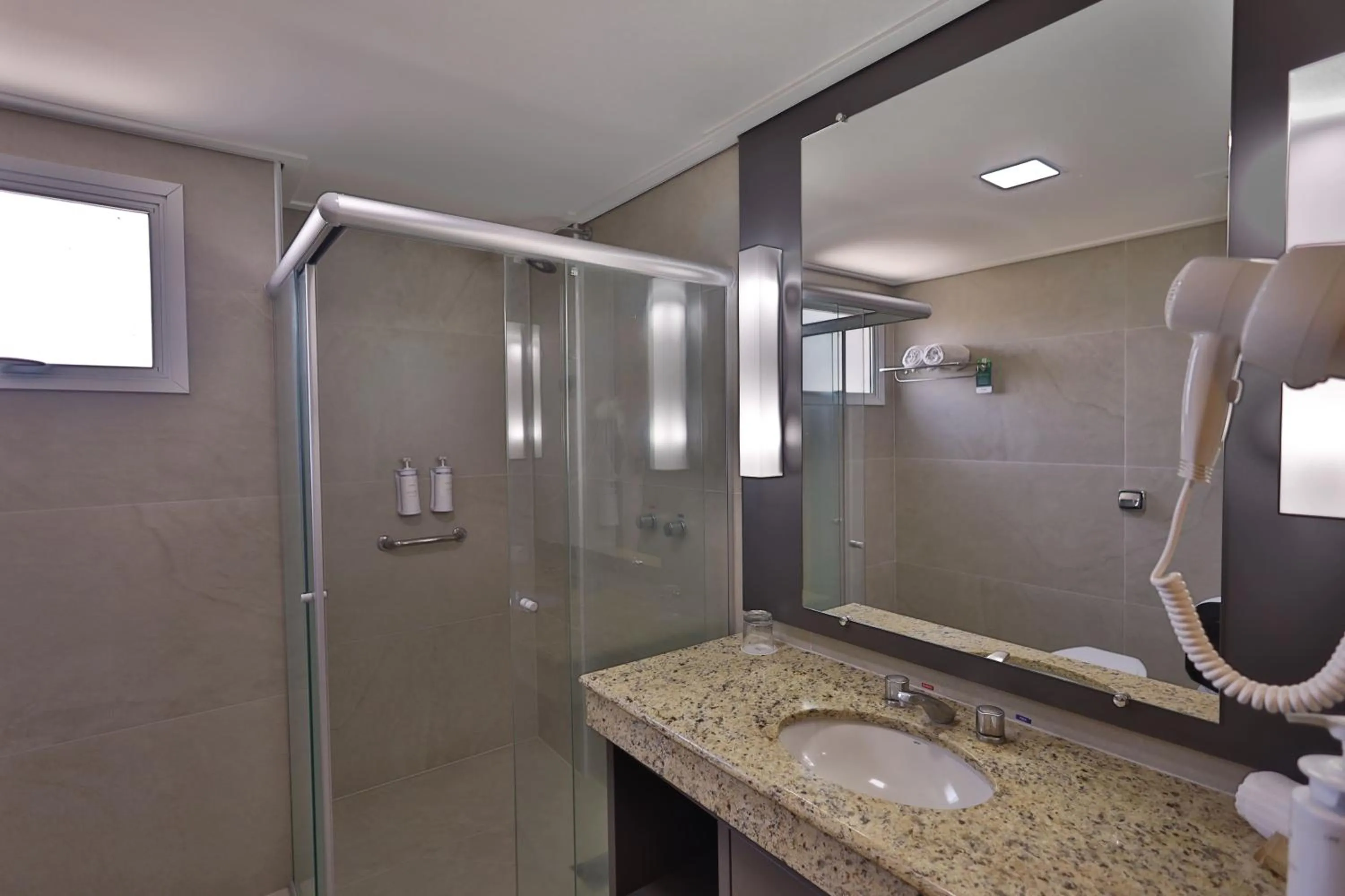 Bathroom in Quality Hotel Jundiaí