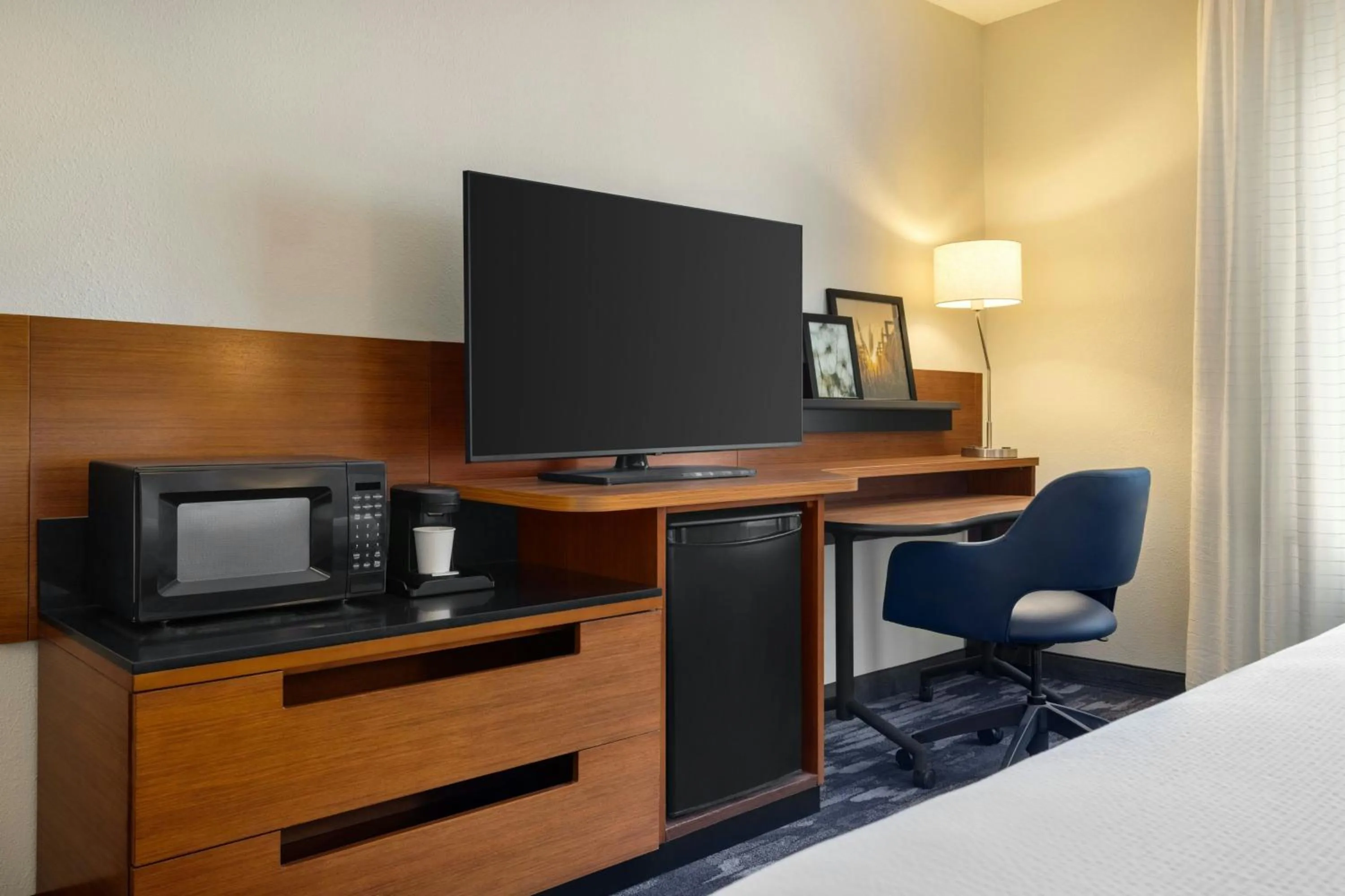 Photo of the whole room, Bed in Fairfield Inn & Suites Savannah I-95 South