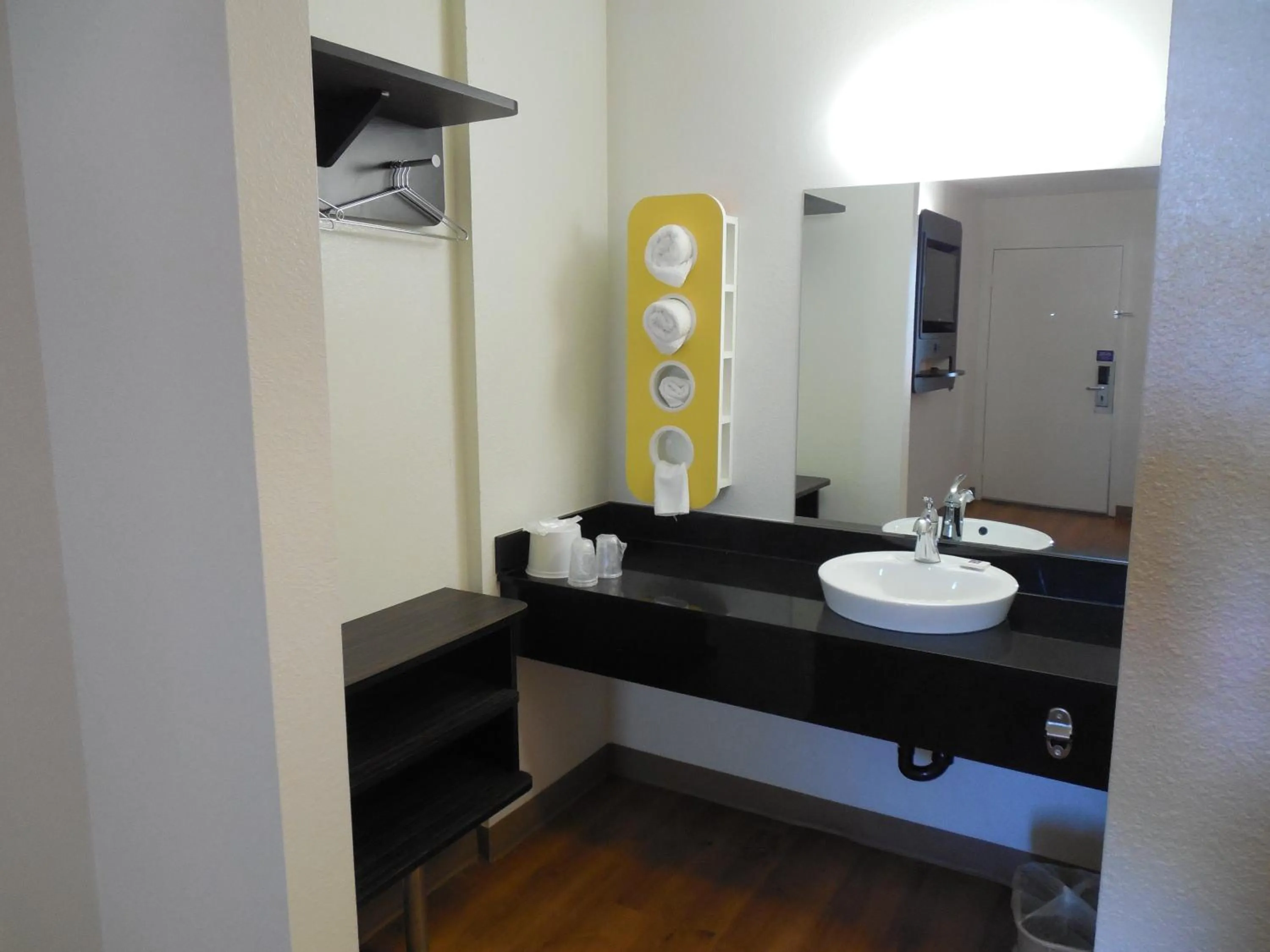 Bathroom in Motel 6-Temecula, CA - Historic Old Town