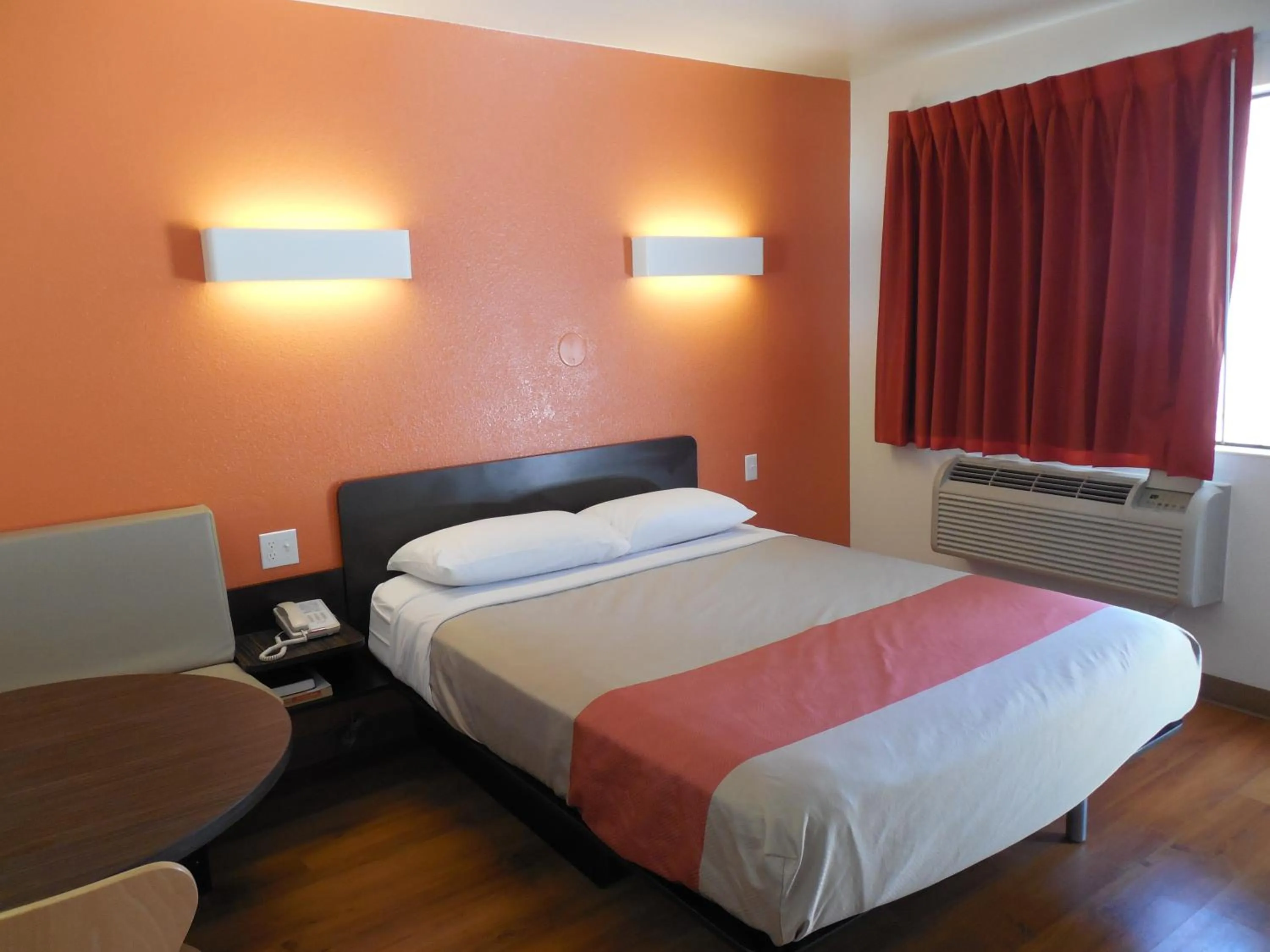 Photo of the whole room, Bed in Motel 6-Temecula, CA - Historic Old Town