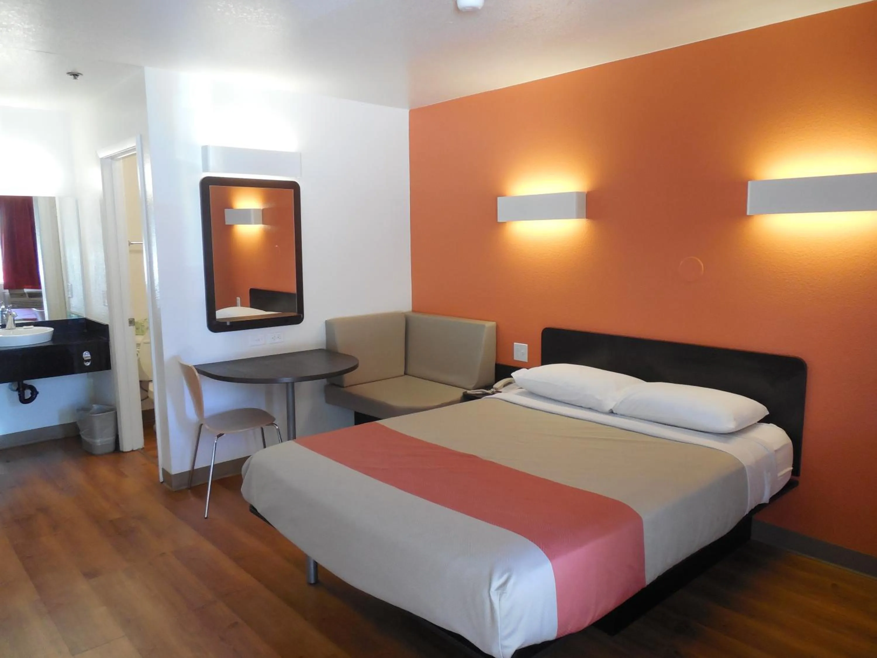 Photo of the whole room, Bed in Motel 6-Temecula, CA - Historic Old Town