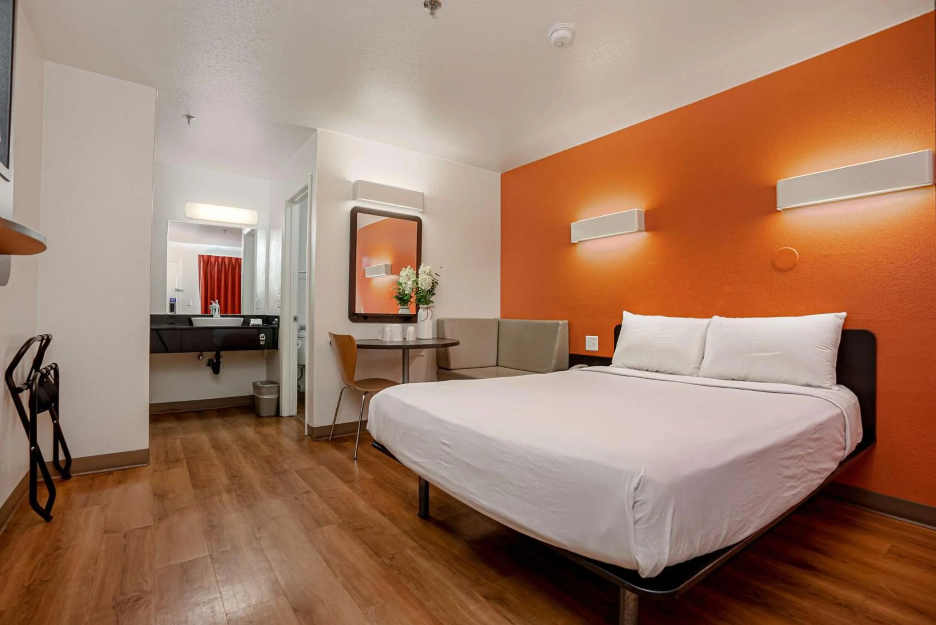 Bedroom, Bed in Motel 6-Temecula, CA - Historic Old Town