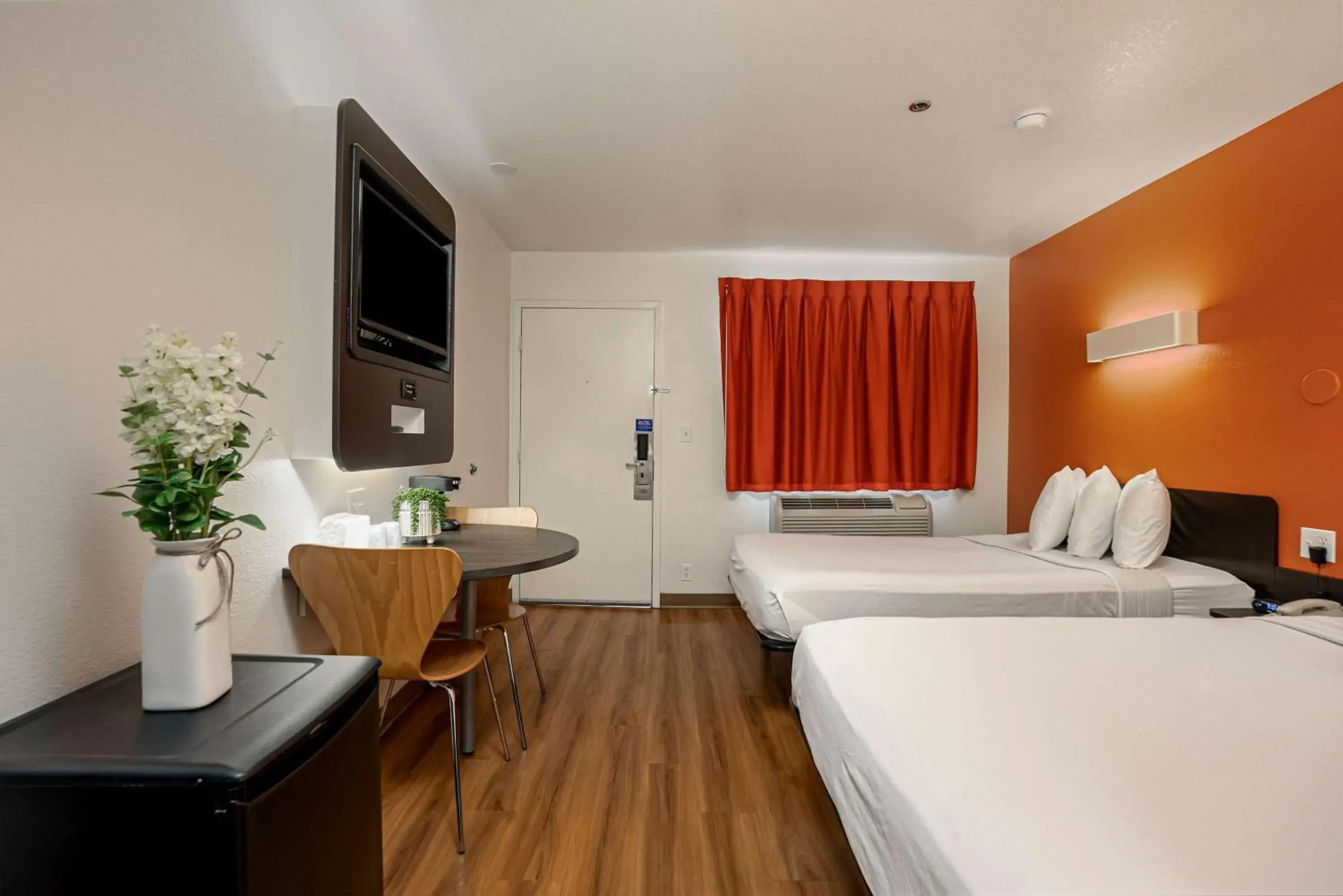 Quadruple Room in Motel 6-Temecula, CA - Historic Old Town Quadruple Room in Motel 6-Temecula, CA - Historic Old Town