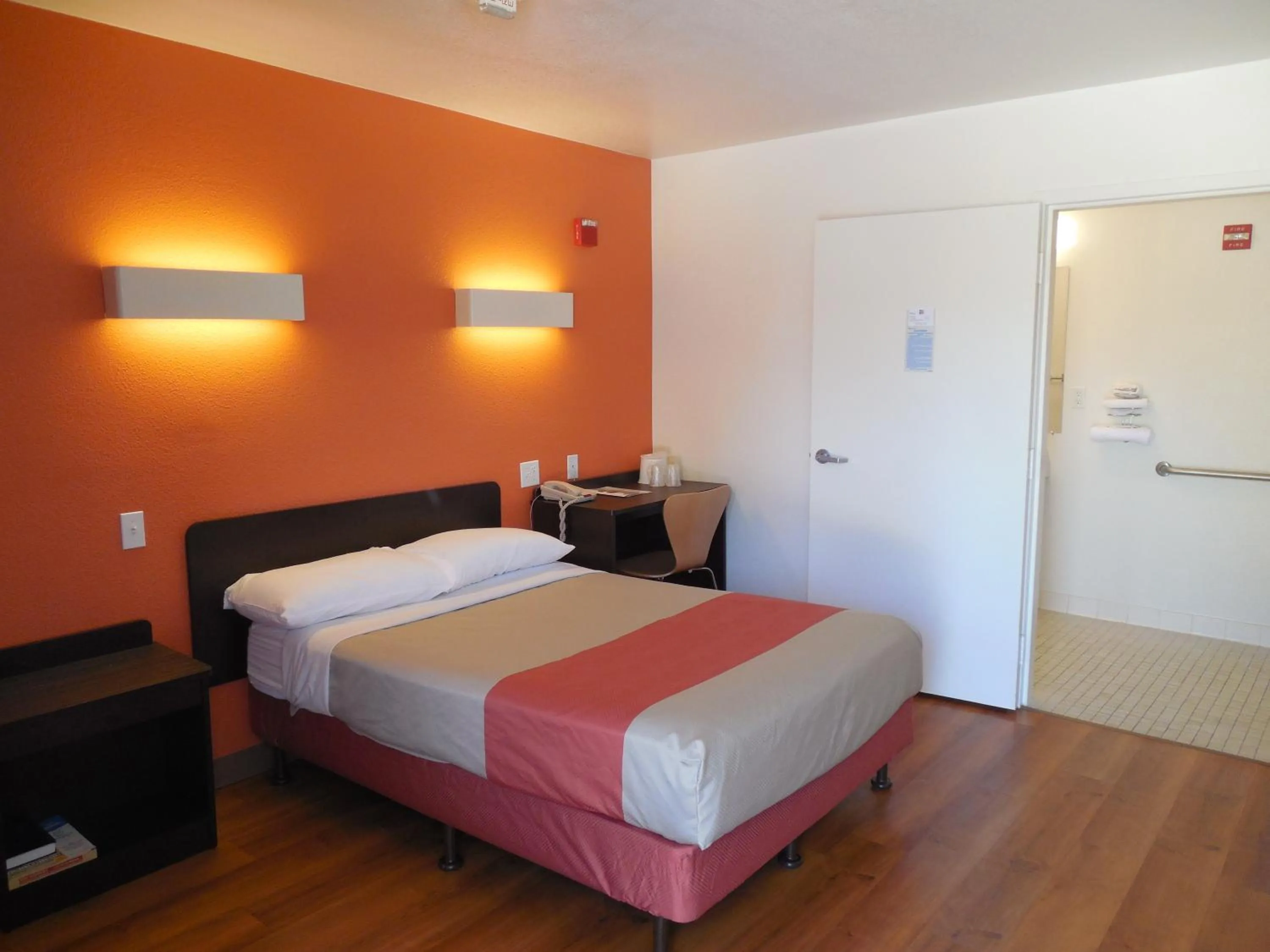 Photo of the whole room, Bed in Motel 6-Temecula, CA - Historic Old Town