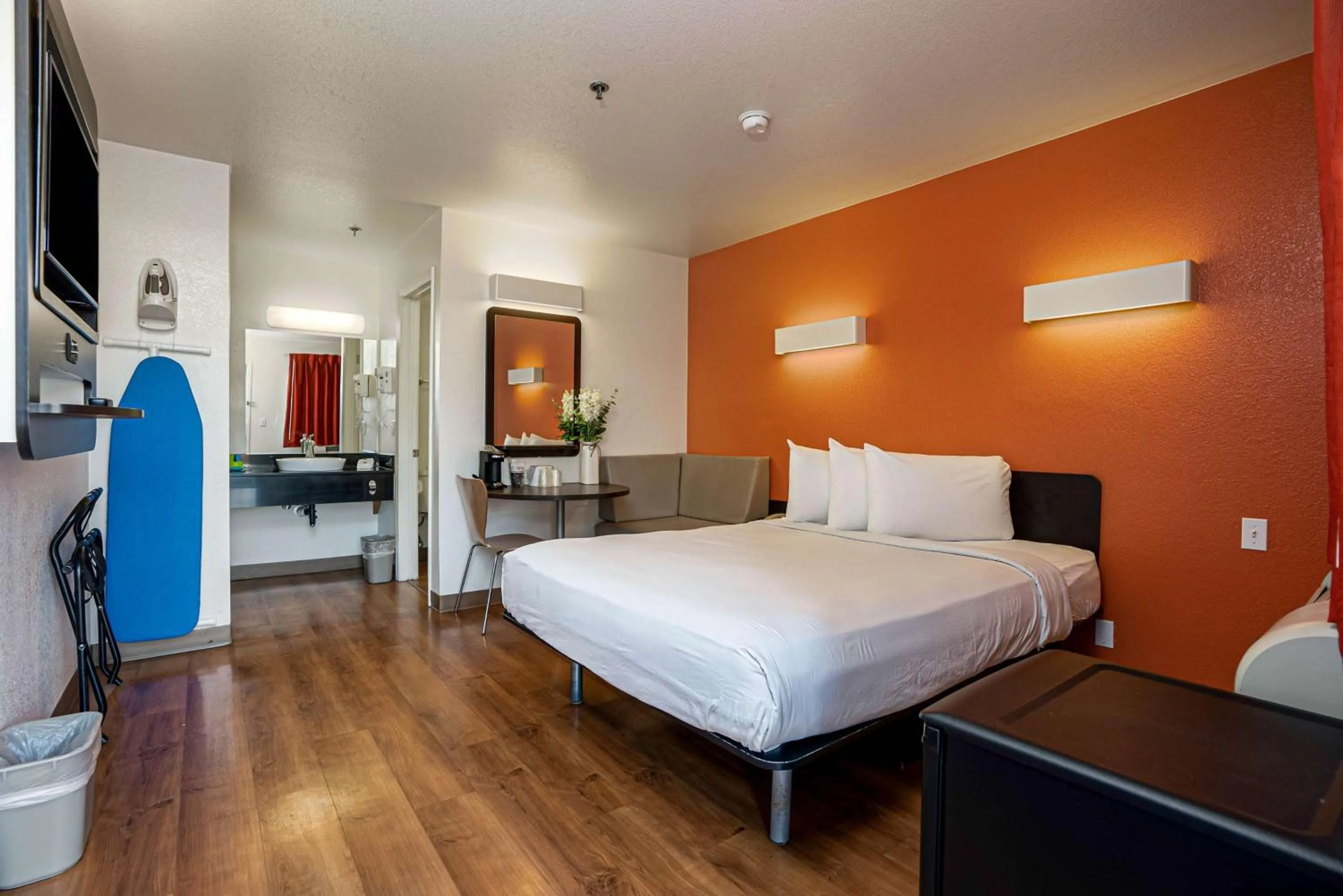 Bedroom, Bed in Motel 6-Temecula, CA - Historic Old Town