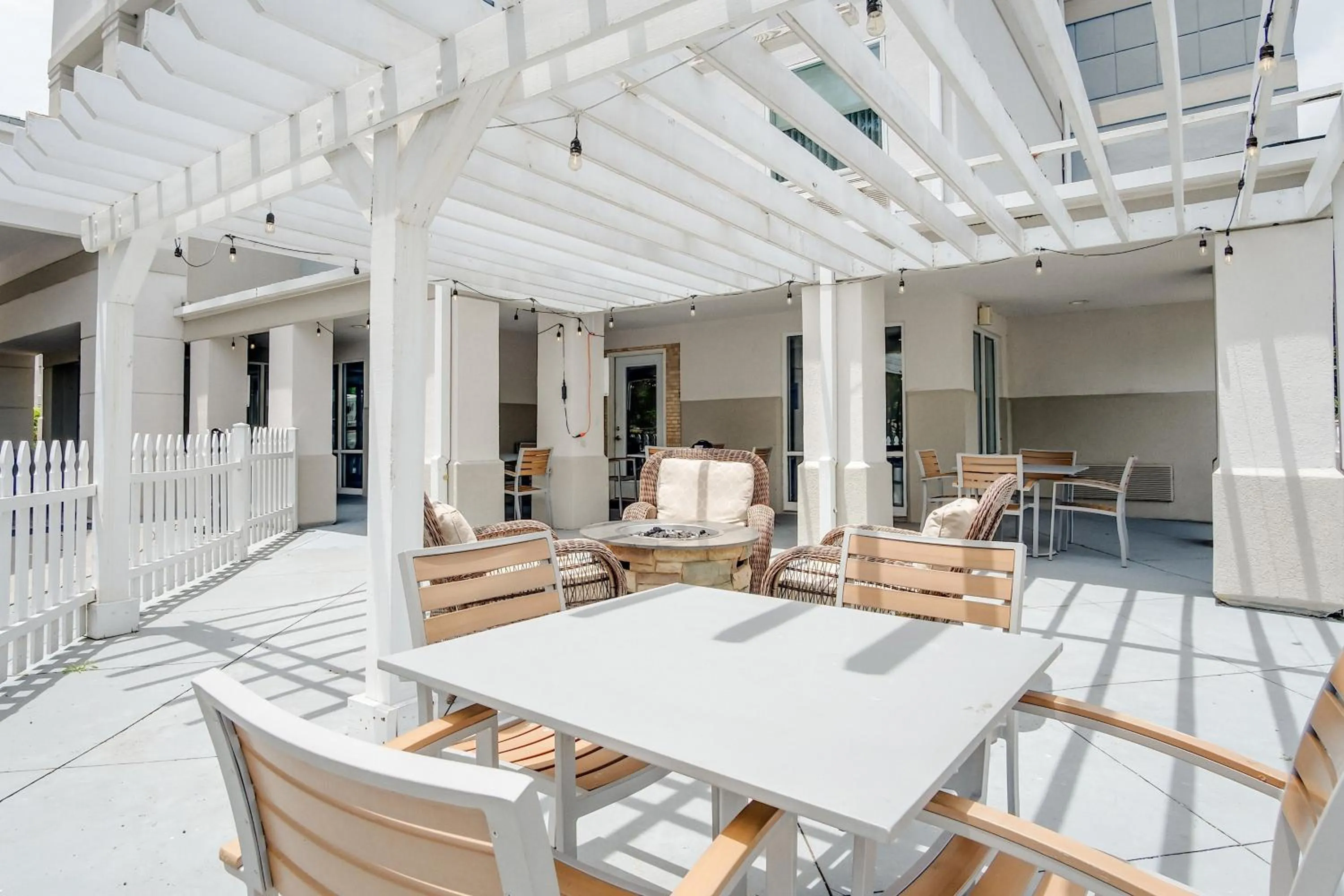 Seating area in Country Inn & Suites by Radisson, Savannah Southside