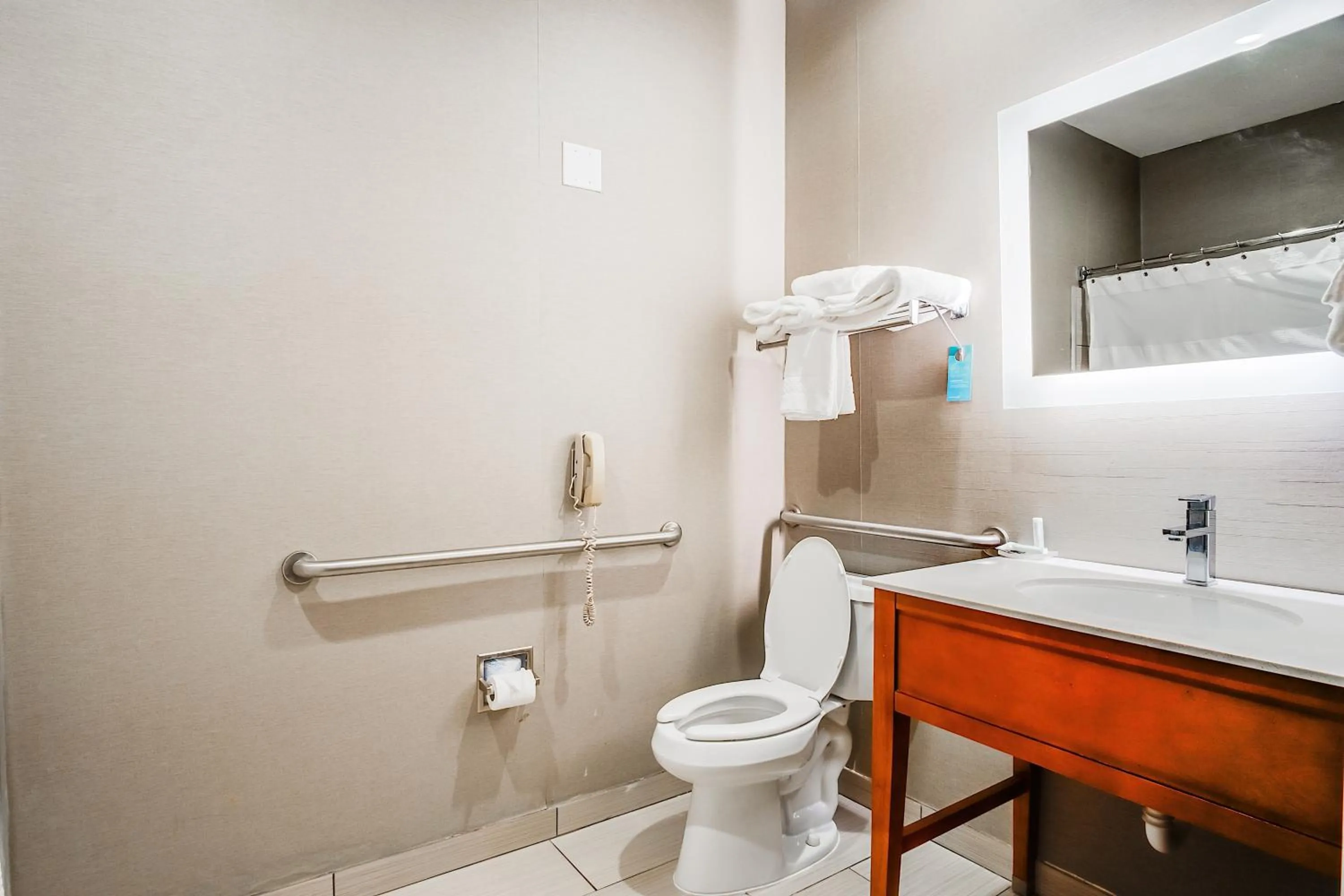 Bathroom in Country Inn & Suites by Radisson, Savannah Southside