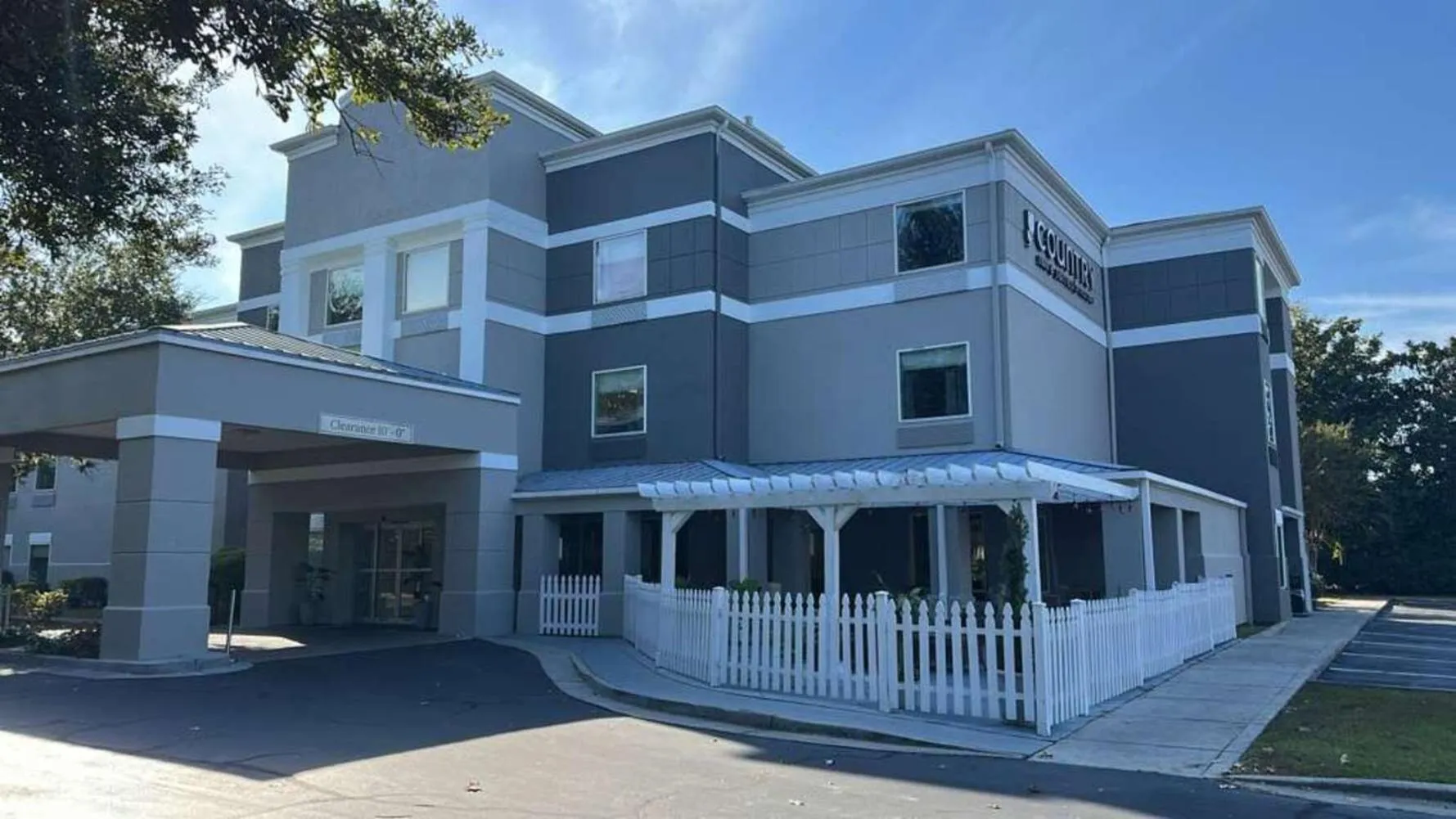 Property building in Country Inn & Suites by Radisson, Savannah Southside