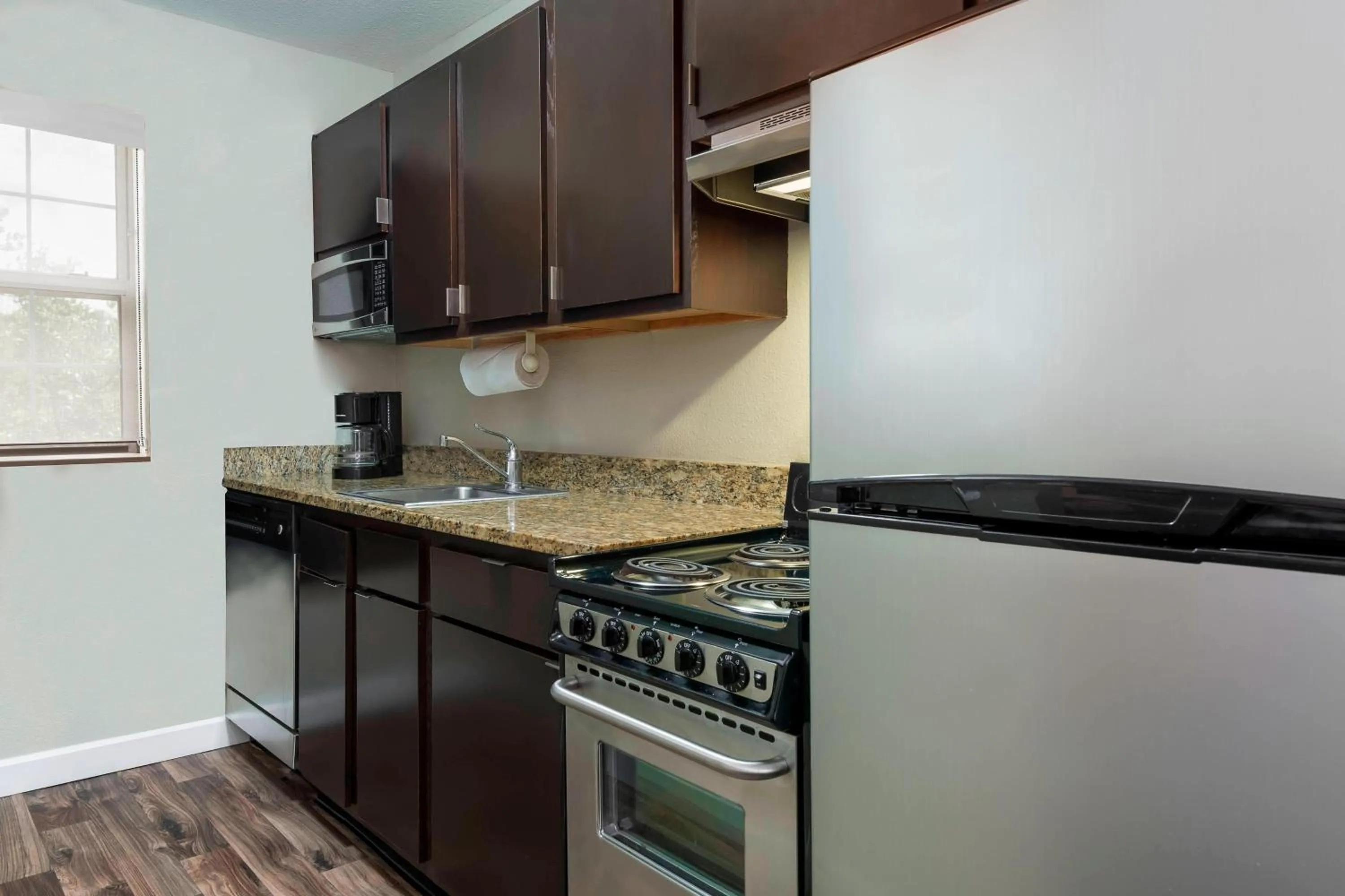 Kitchen or kitchenette in TownePlace Suites Savannah Midtown