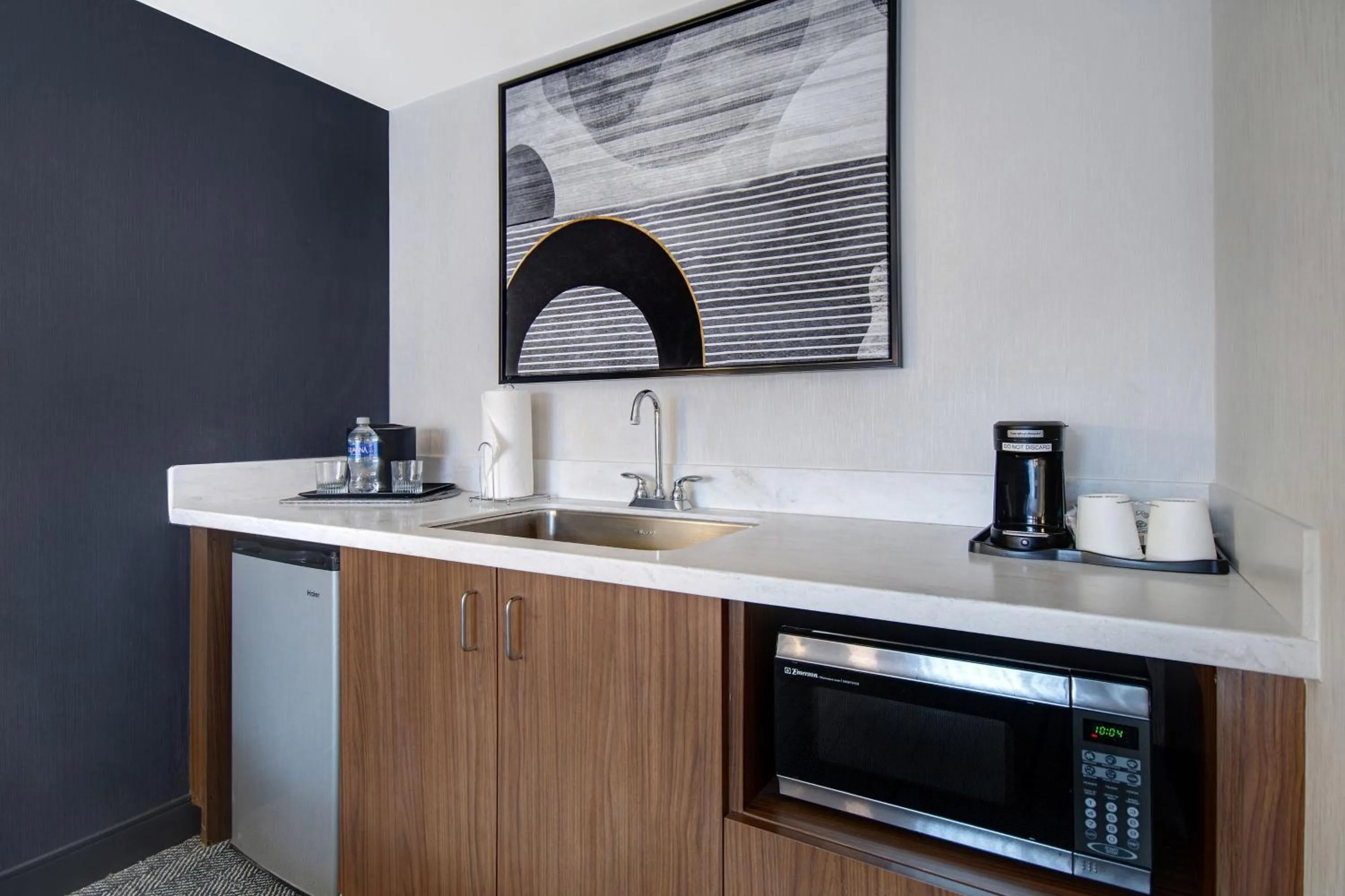 Photo of the whole room in Courtyard by Marriott State College