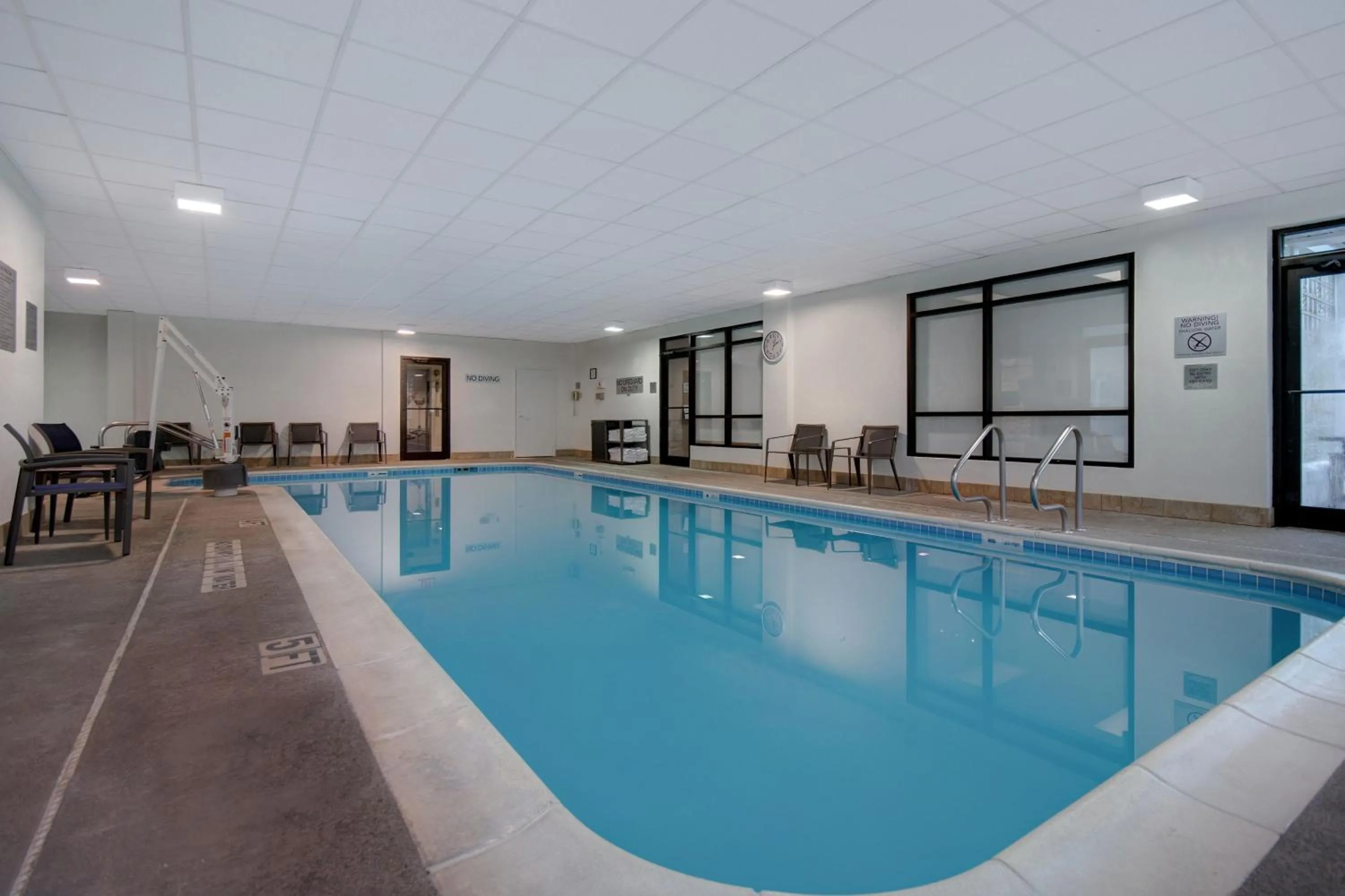Swimming pool in Courtyard by Marriott State College