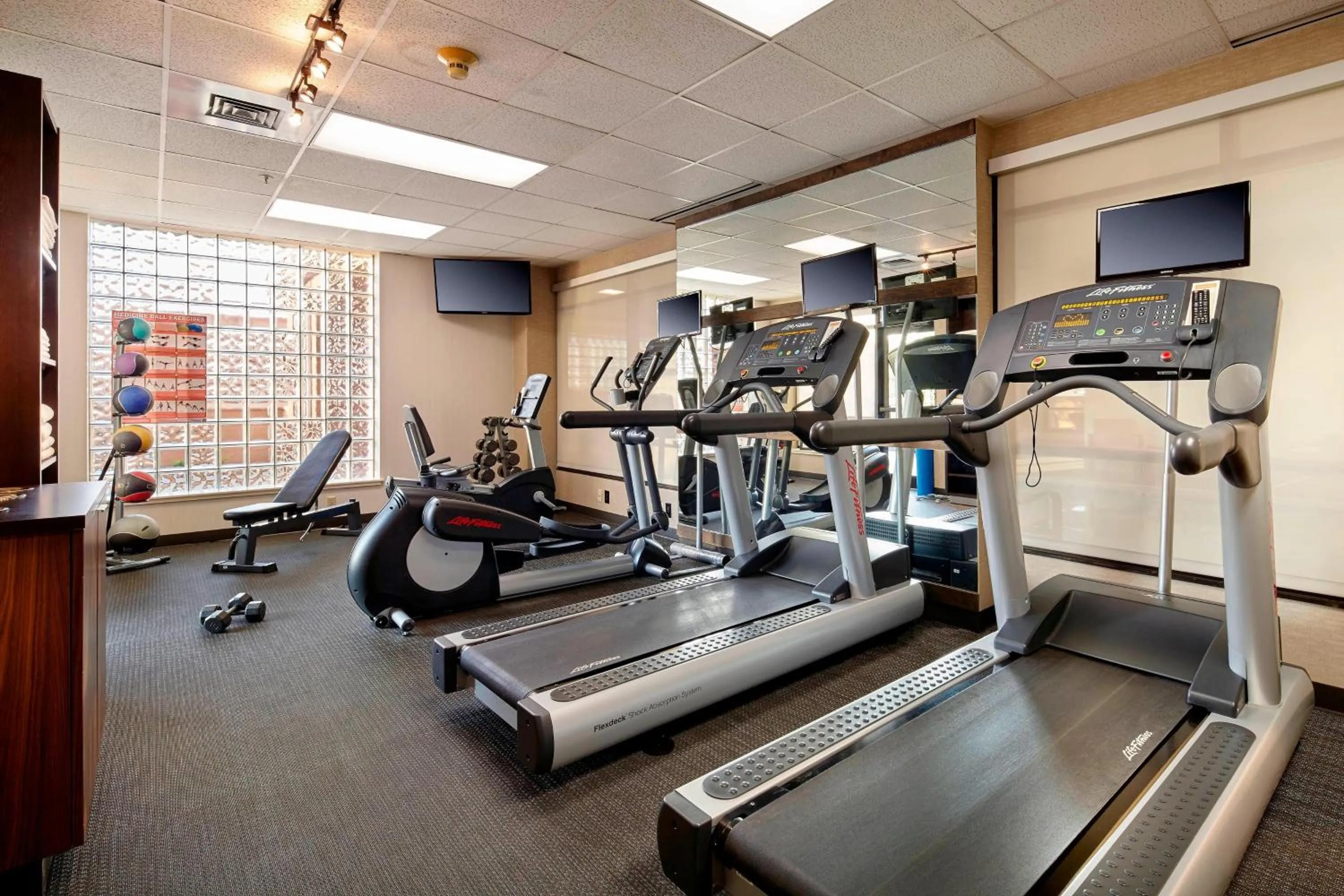 Fitness centre/facilities in Courtyard by Marriott State College