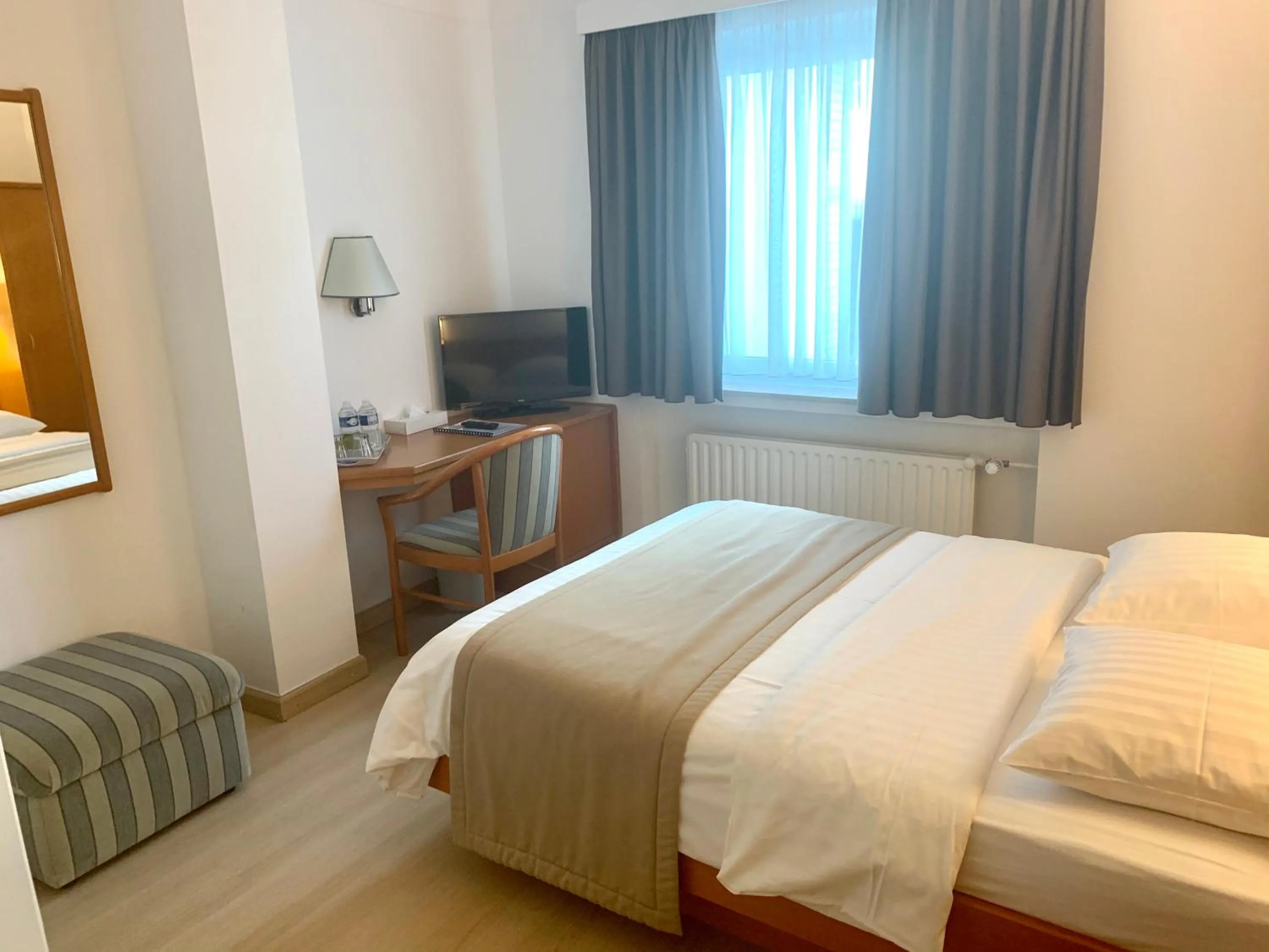 Bedroom, Bed in Hotel Francais