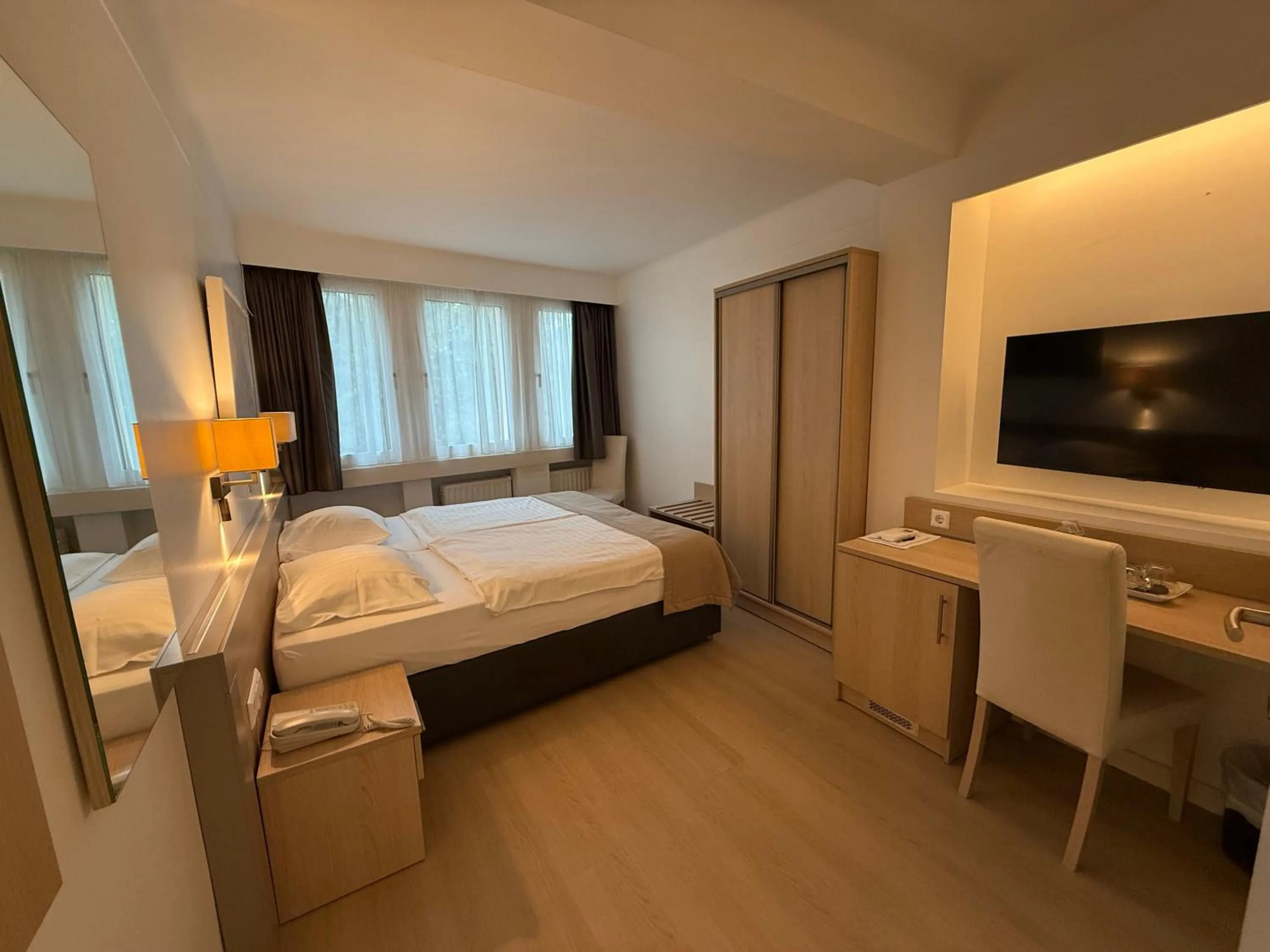 TV and multimedia, Bed in Hotel Francais