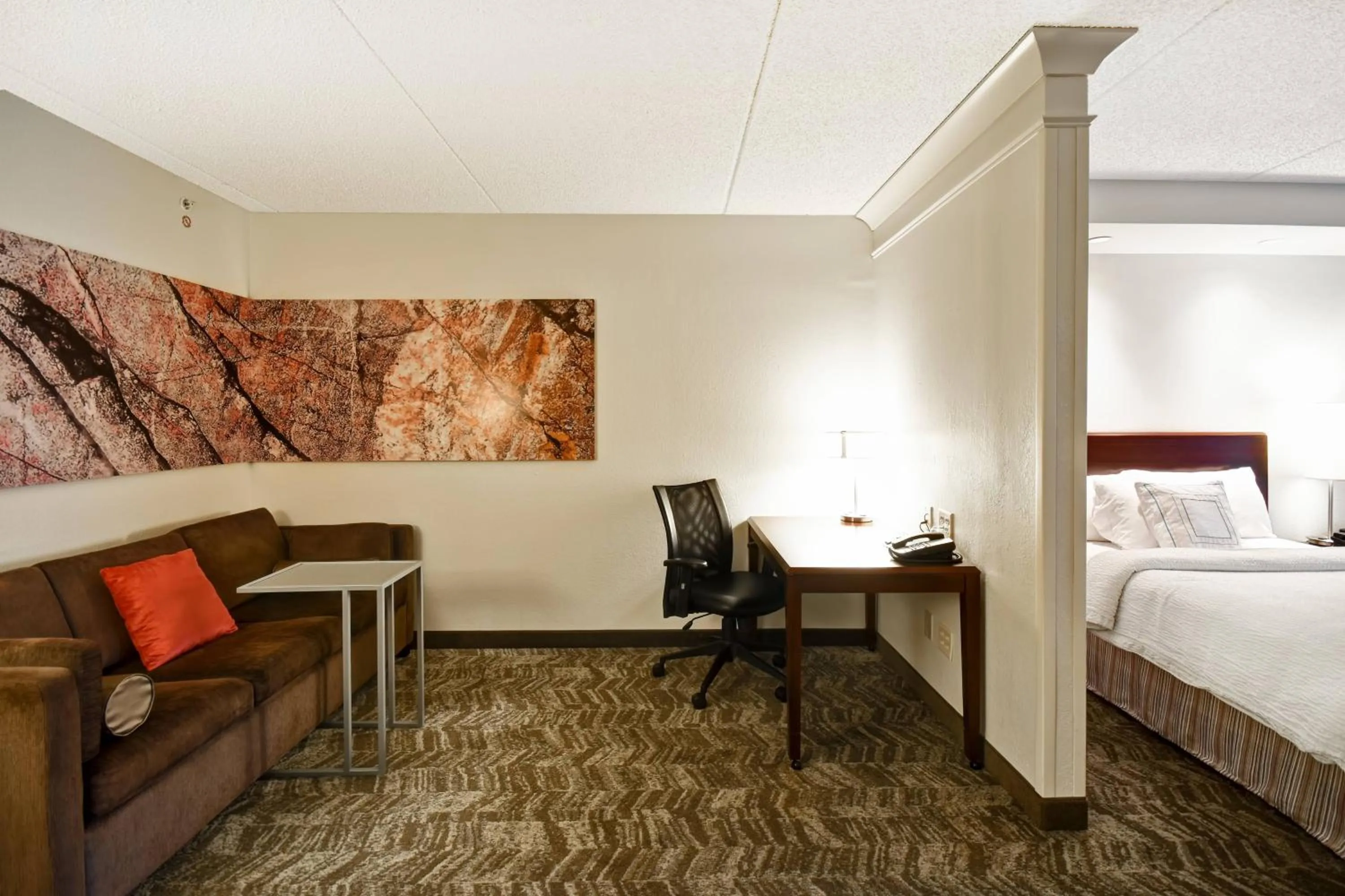 Living room, Bed in SpringHill Suites Louisville Airport