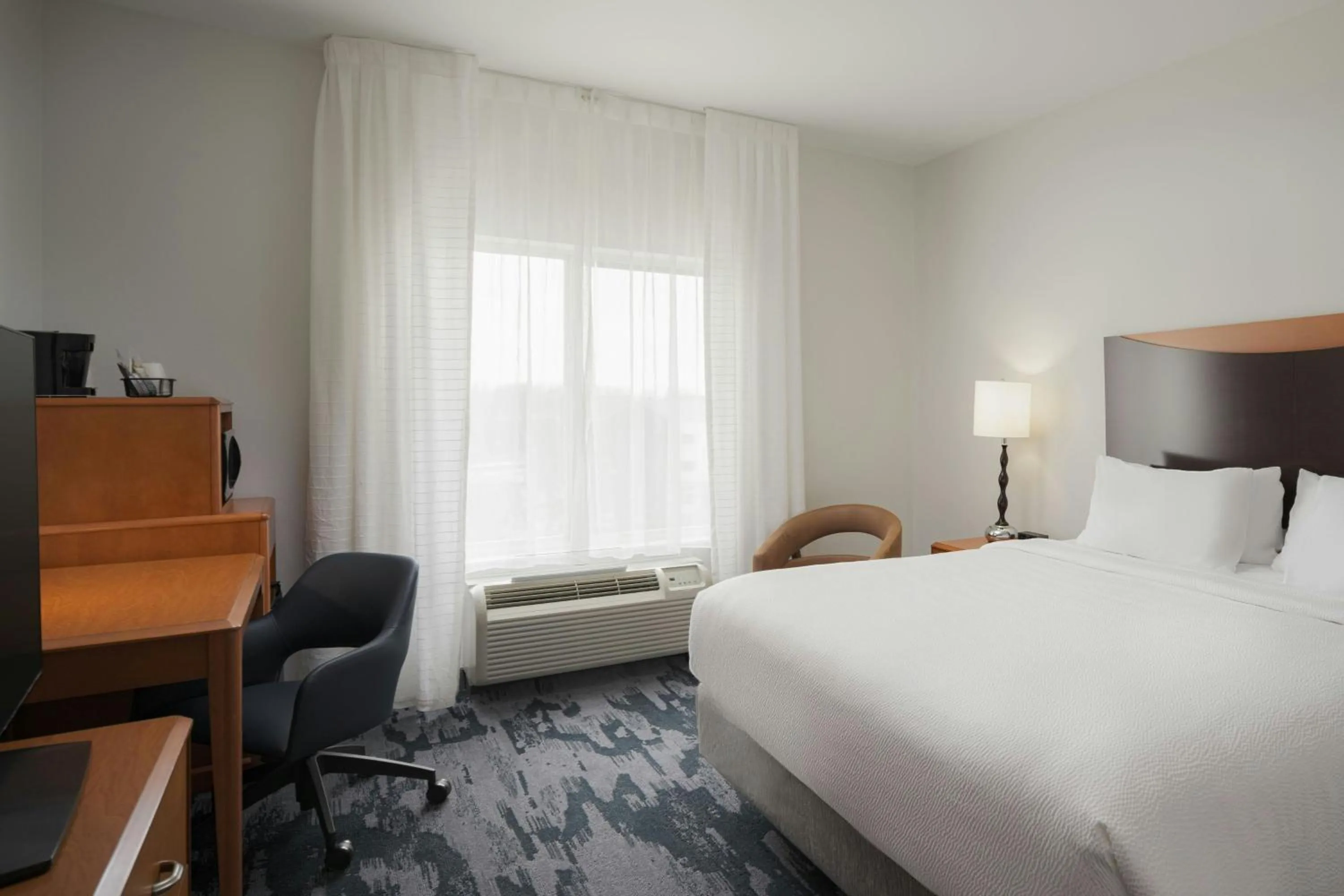 Photo of the whole room, Bed in Fairfield Inn & Suites Louisville East