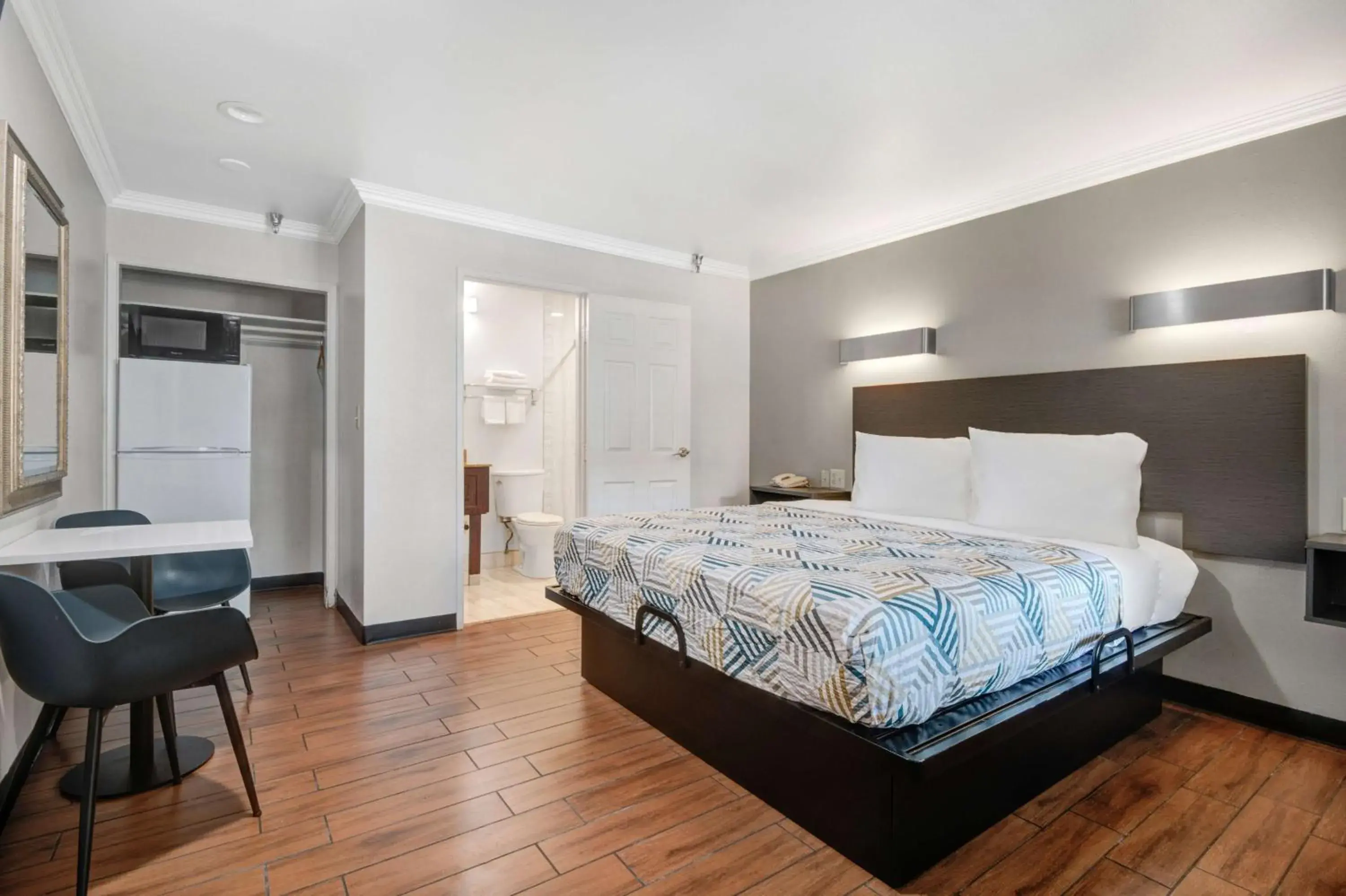 King Room - Disability Access - Non-Smoking in Motel 6 Ontario CA Convention Center Airport King Room - Disability Access - Non-Smoking in Motel 6 Ontario CA Convention Center Airport