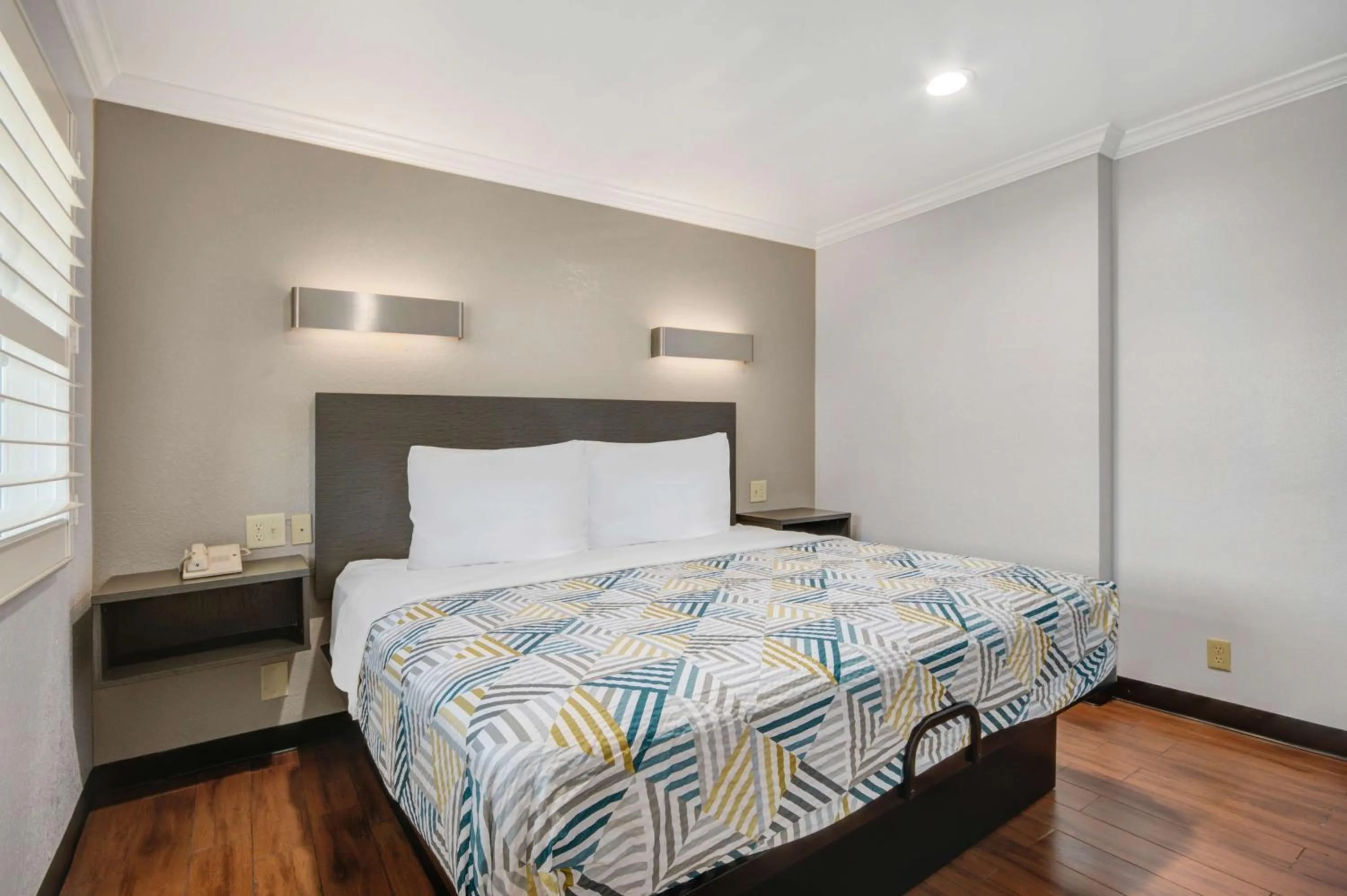 Bedroom, Bed in Motel 6 Ontario CA Convention Center Airport