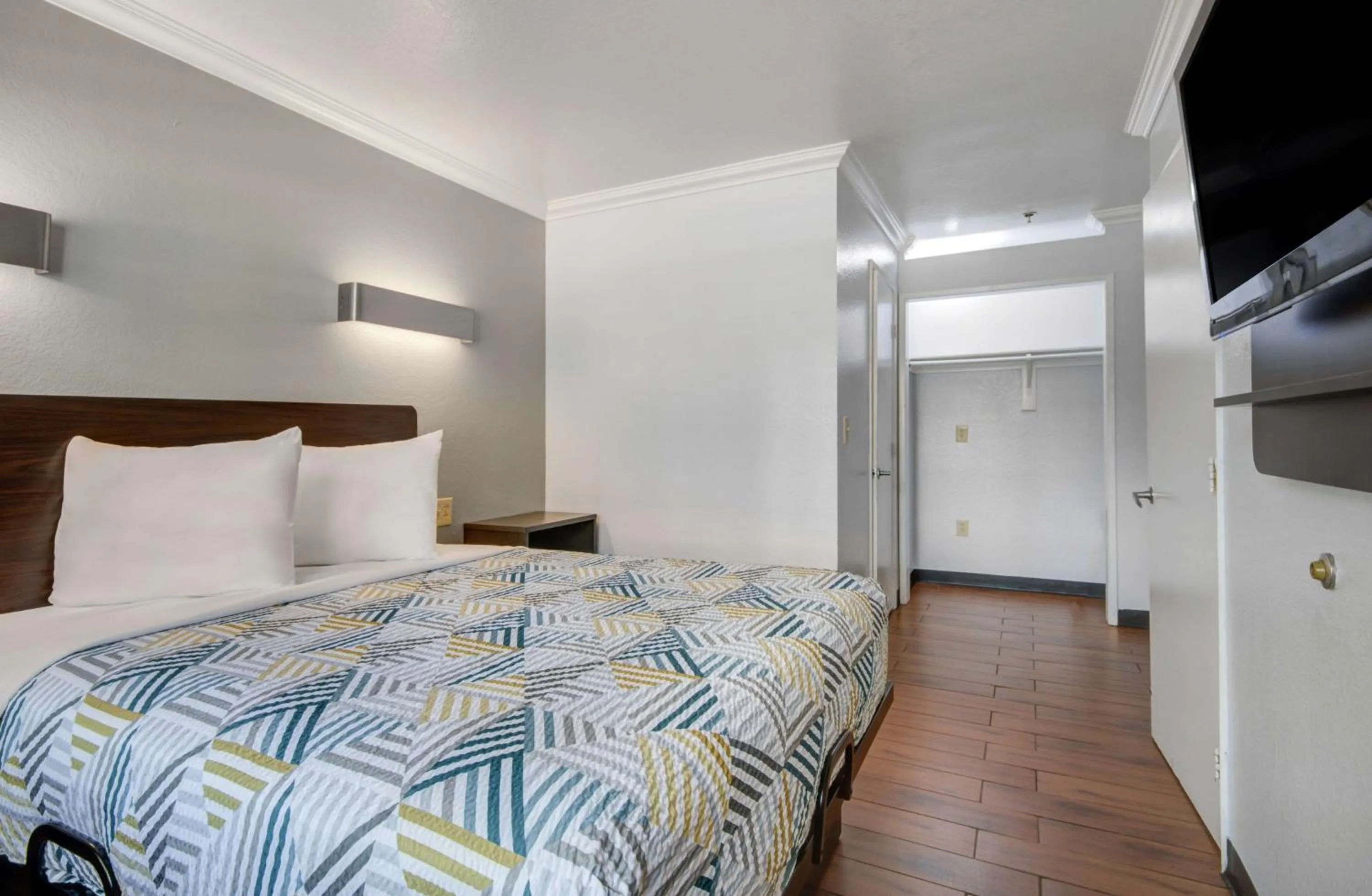 Bedroom, Bed in Motel 6 Ontario CA Convention Center Airport