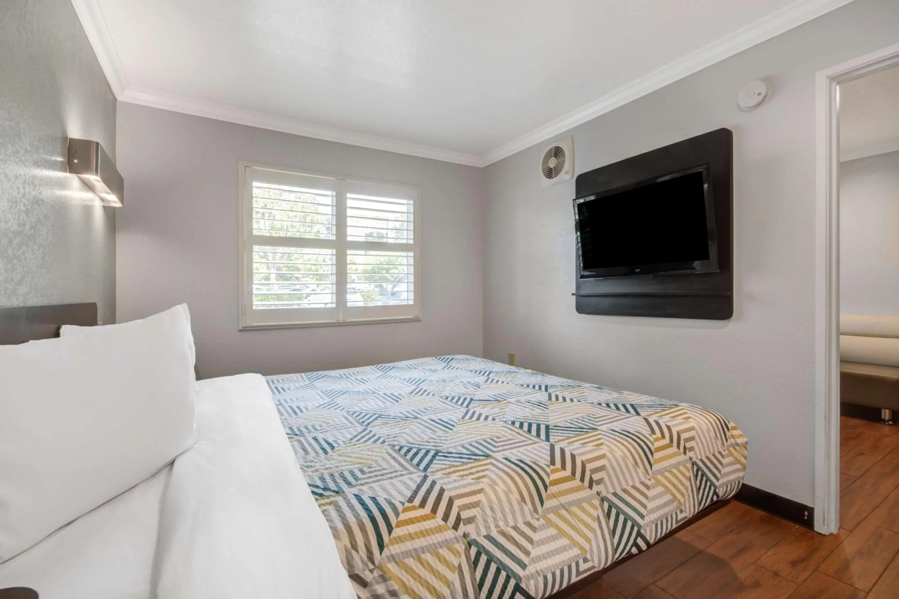 Photo of the whole room, Bed in Motel 6 Ontario CA Convention Center Airport