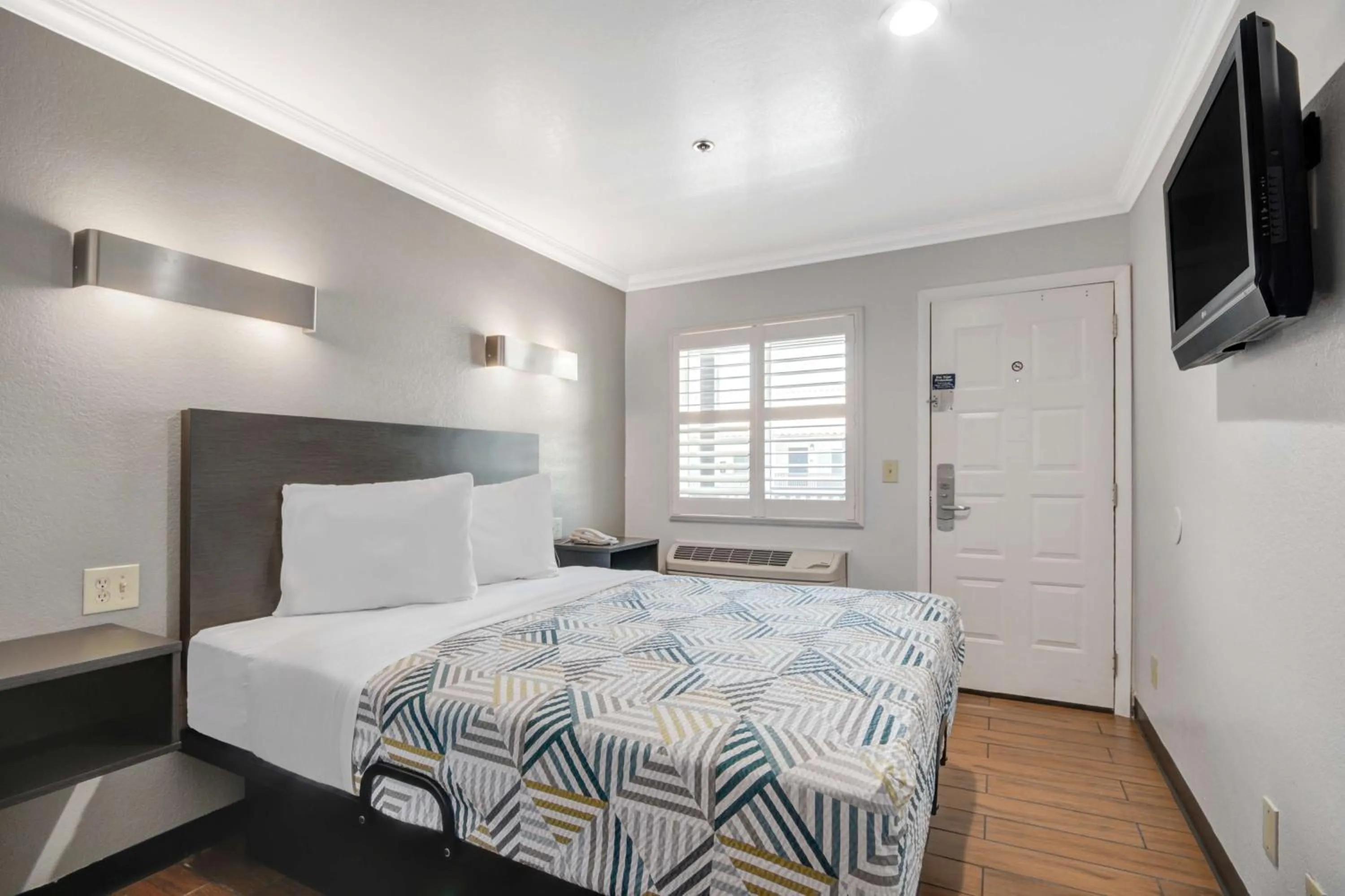 Bedroom, Bed in Motel 6 Ontario CA Convention Center Airport