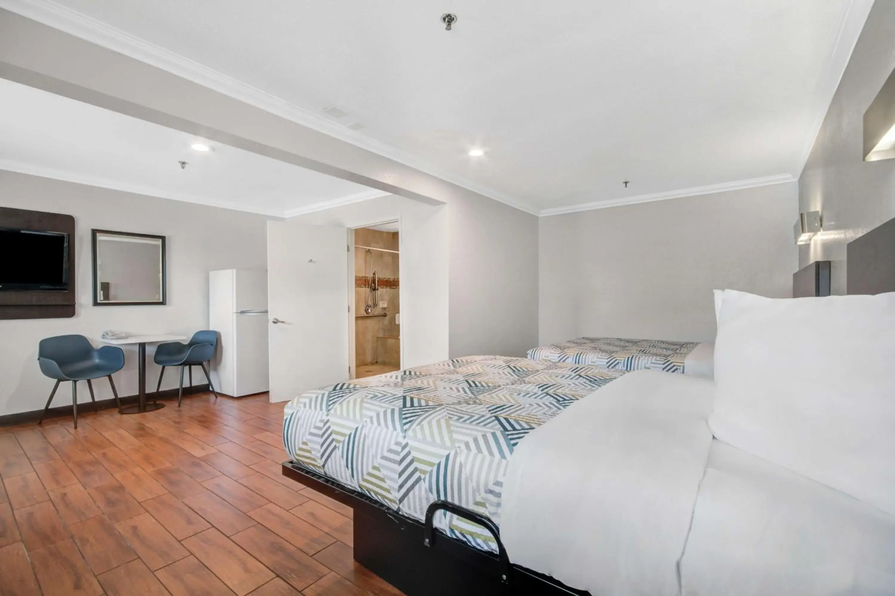 Triple Room - single occupancy - Non-Smoking in Motel 6 Ontario CA Convention Center Airport Triple Room - single occupancy - Non-Smoking in Motel 6 Ontario CA Convention Center Airport