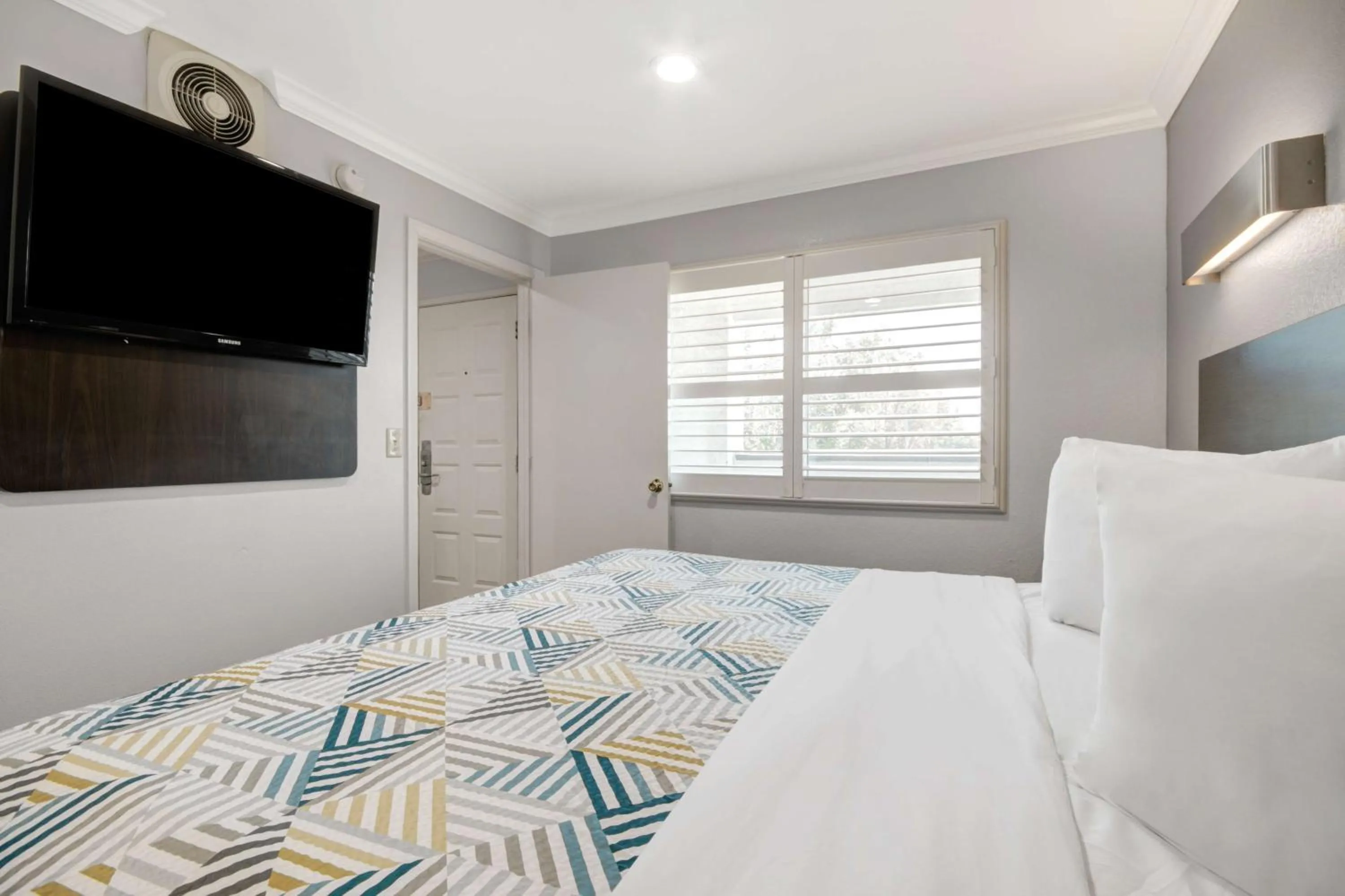 Bedroom, Bed in Motel 6 Ontario CA Convention Center Airport