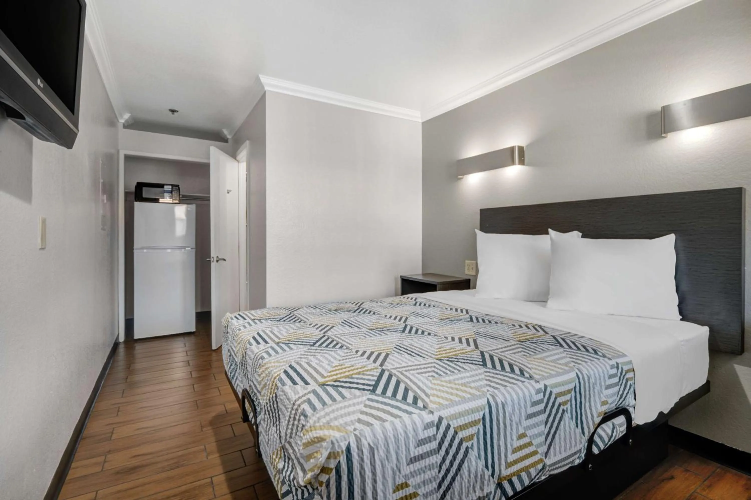 Bedroom, Bed in Motel 6 Ontario CA Convention Center Airport