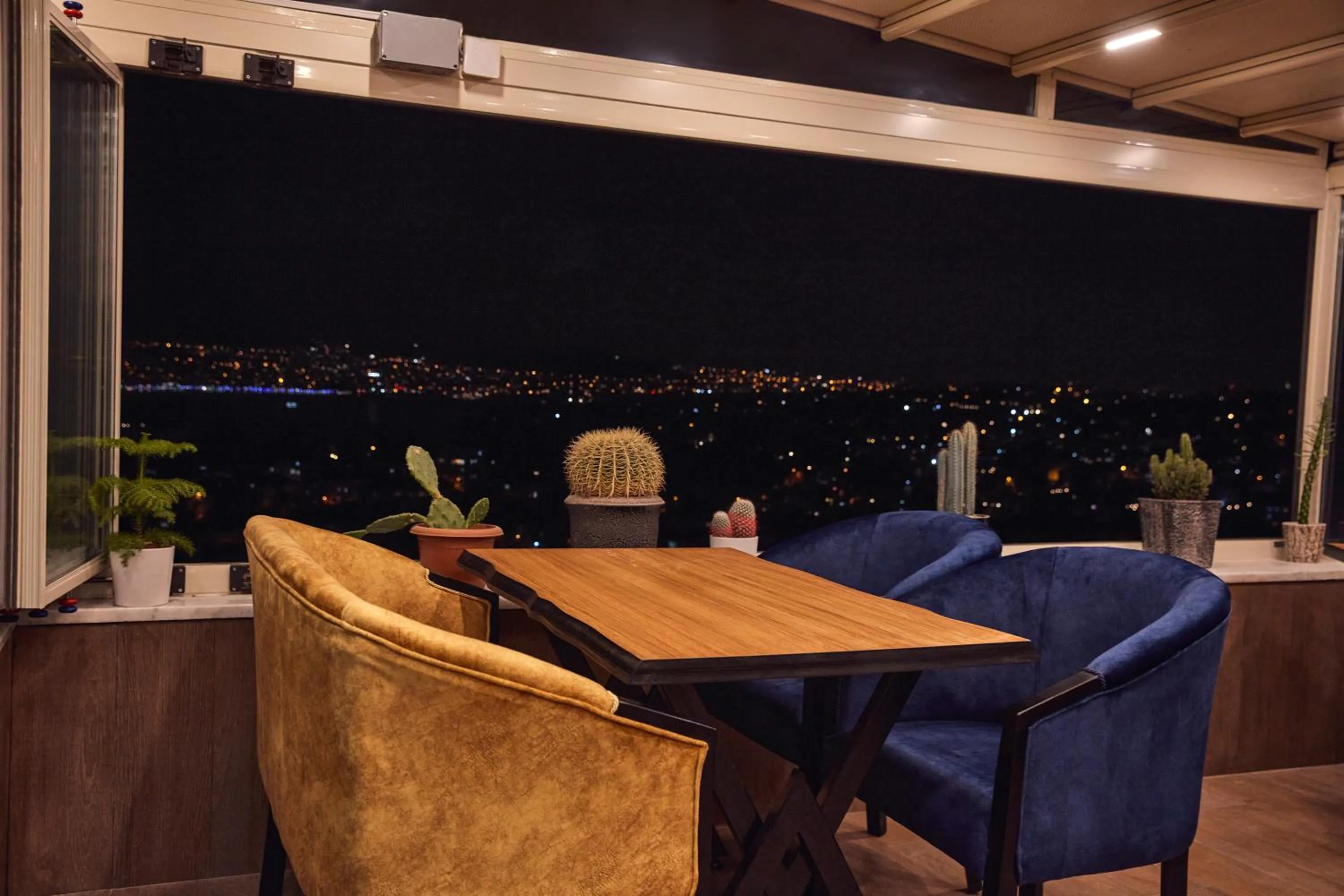 Restaurant/places to eat in Tarabya Suites