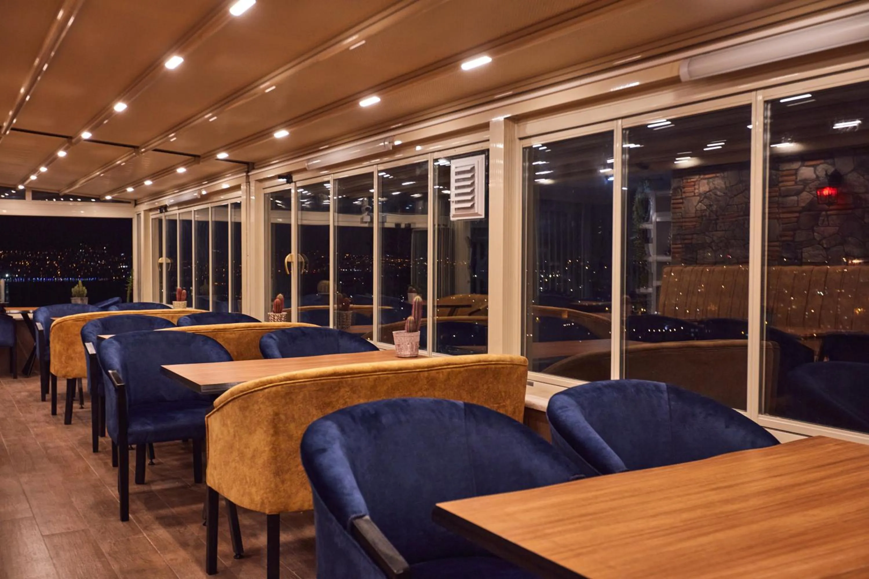 Restaurant/places to eat in Tarabya Suites
