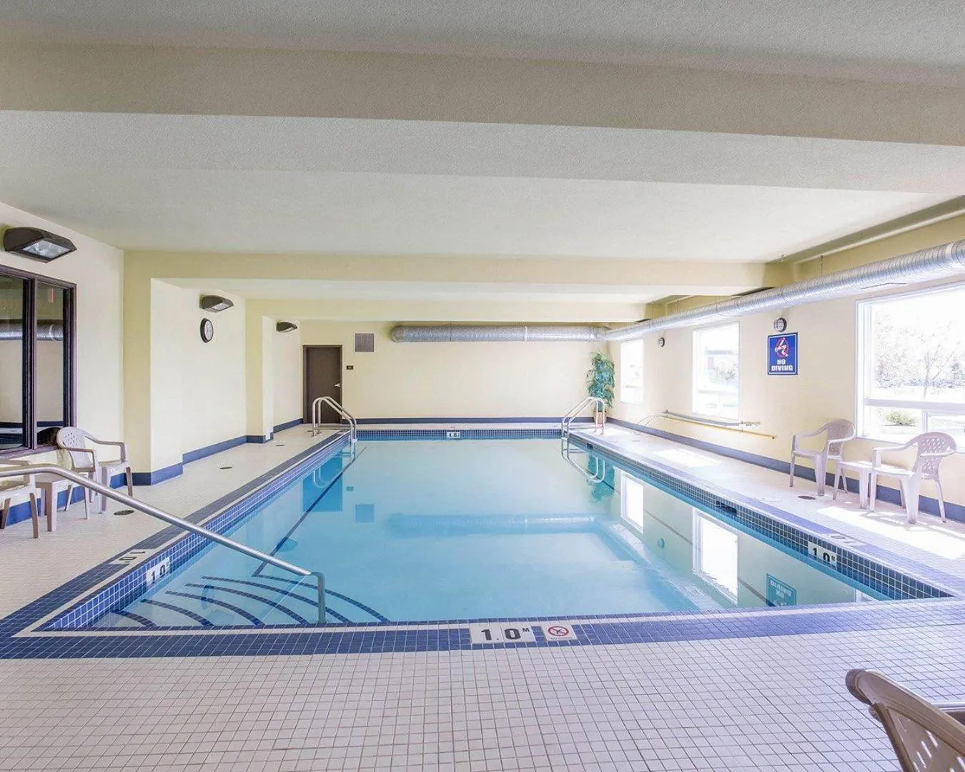 Swimming pool in Comfort Inn & Suites
