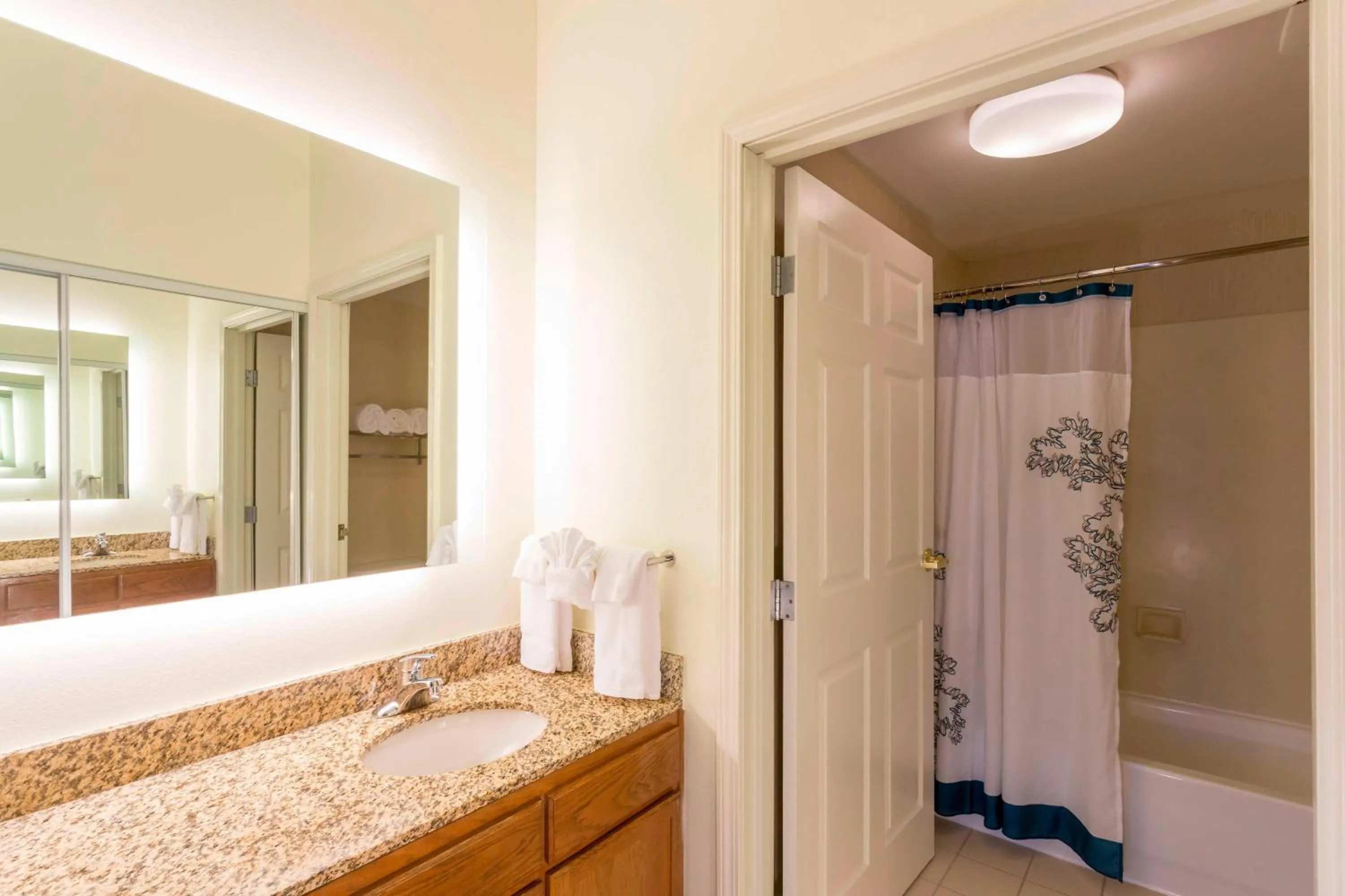 Bathroom, Bed in Residence Inn Louisville Northeast