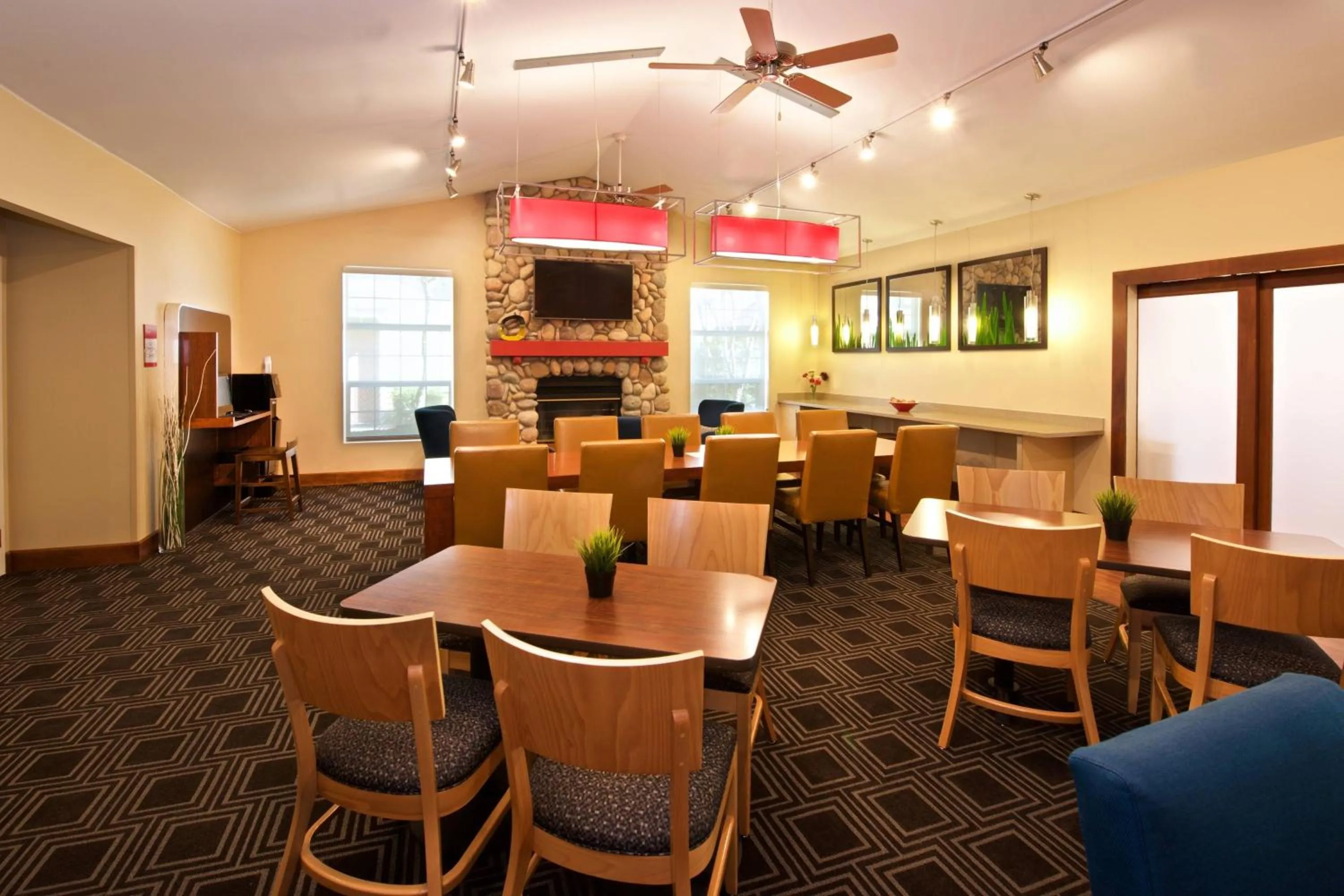 Restaurant/places to eat in TownePlace Suites by Marriott Seattle Southcenter