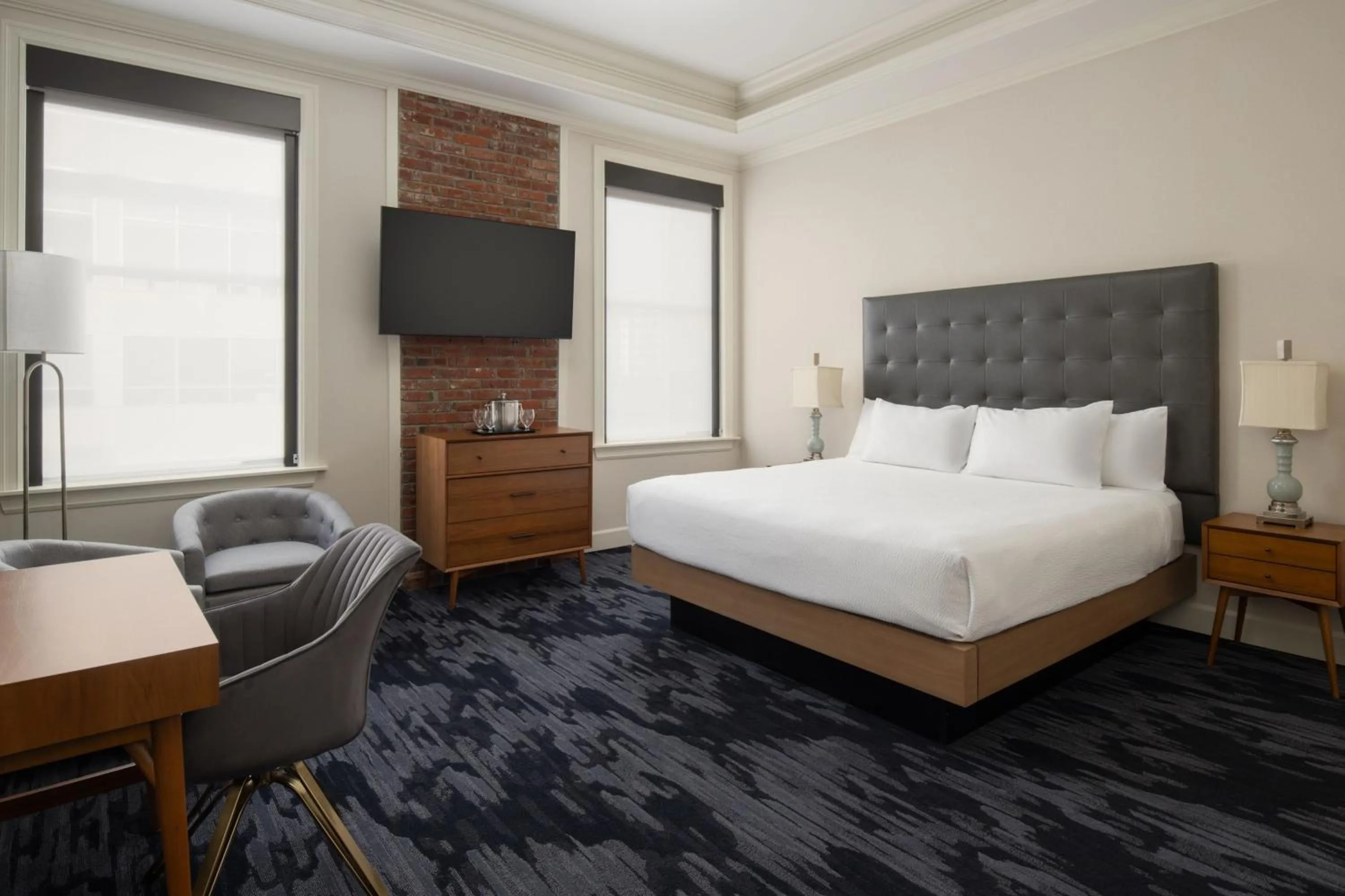 Photo of the whole room, Bed in Courtyard Tacoma Downtown