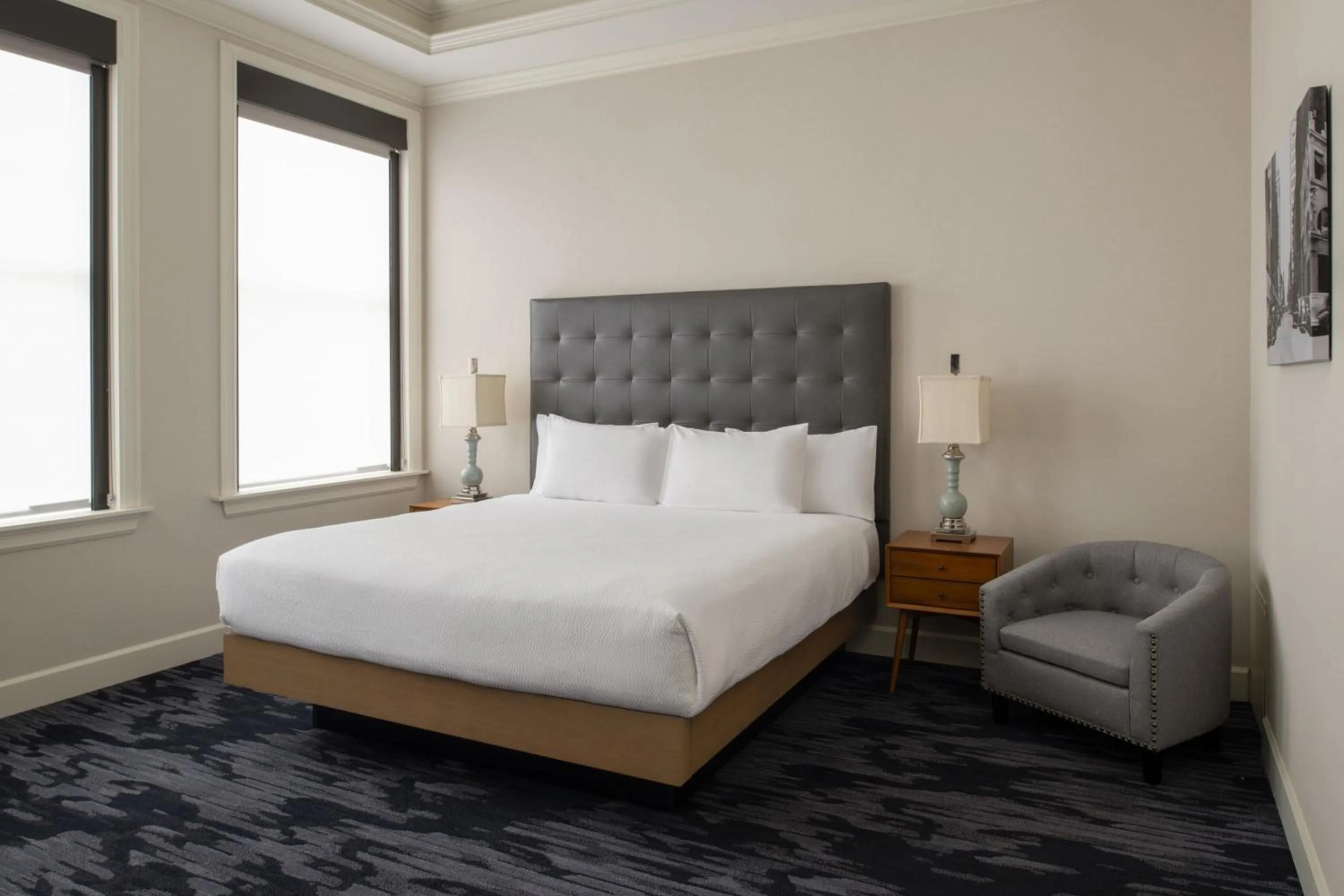 Photo of the whole room, Bed in Courtyard Tacoma Downtown