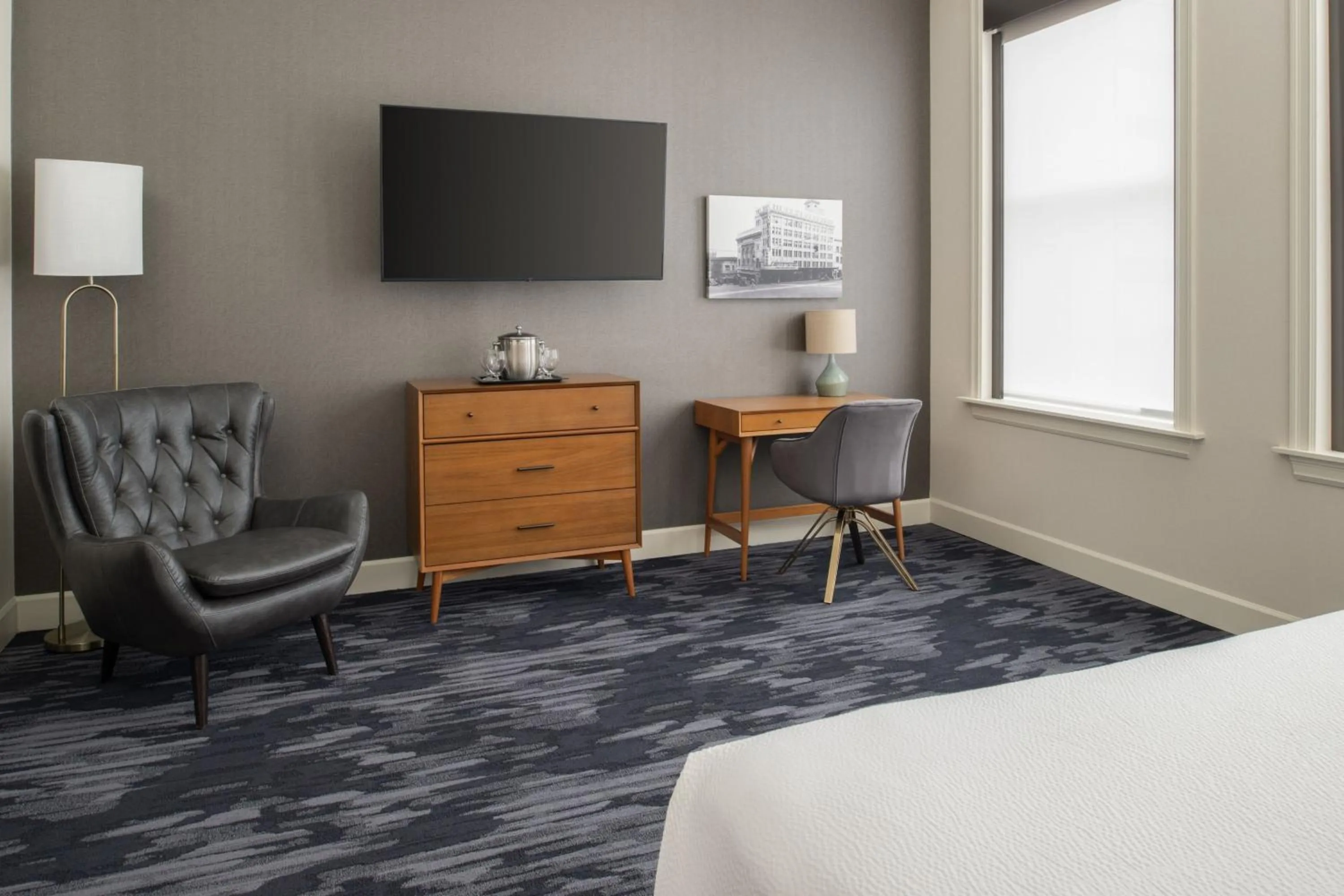 Photo of the whole room, Bed in Courtyard Tacoma Downtown