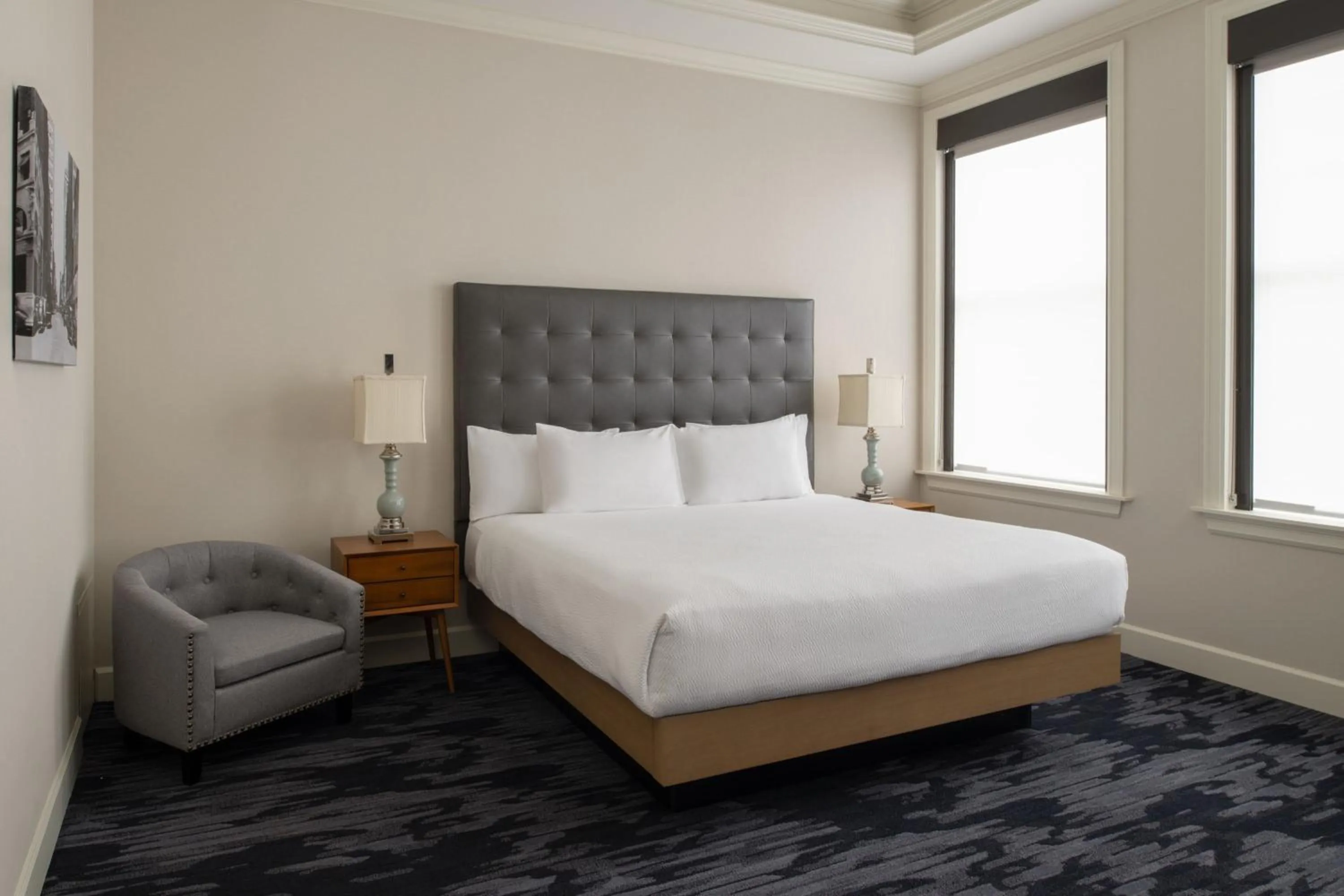 Photo of the whole room, Bed in Courtyard Tacoma Downtown