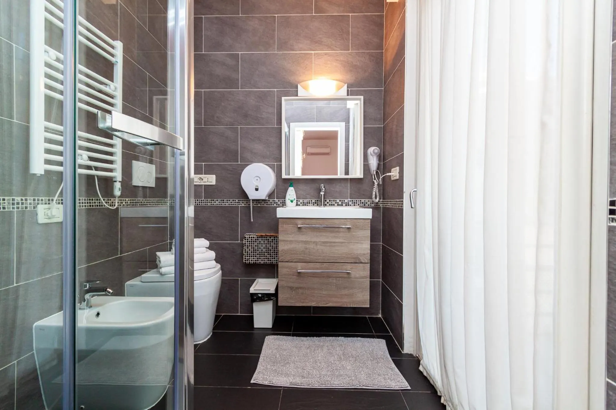 Bathroom in Ca' Rebeka Venice - Atika & Atif